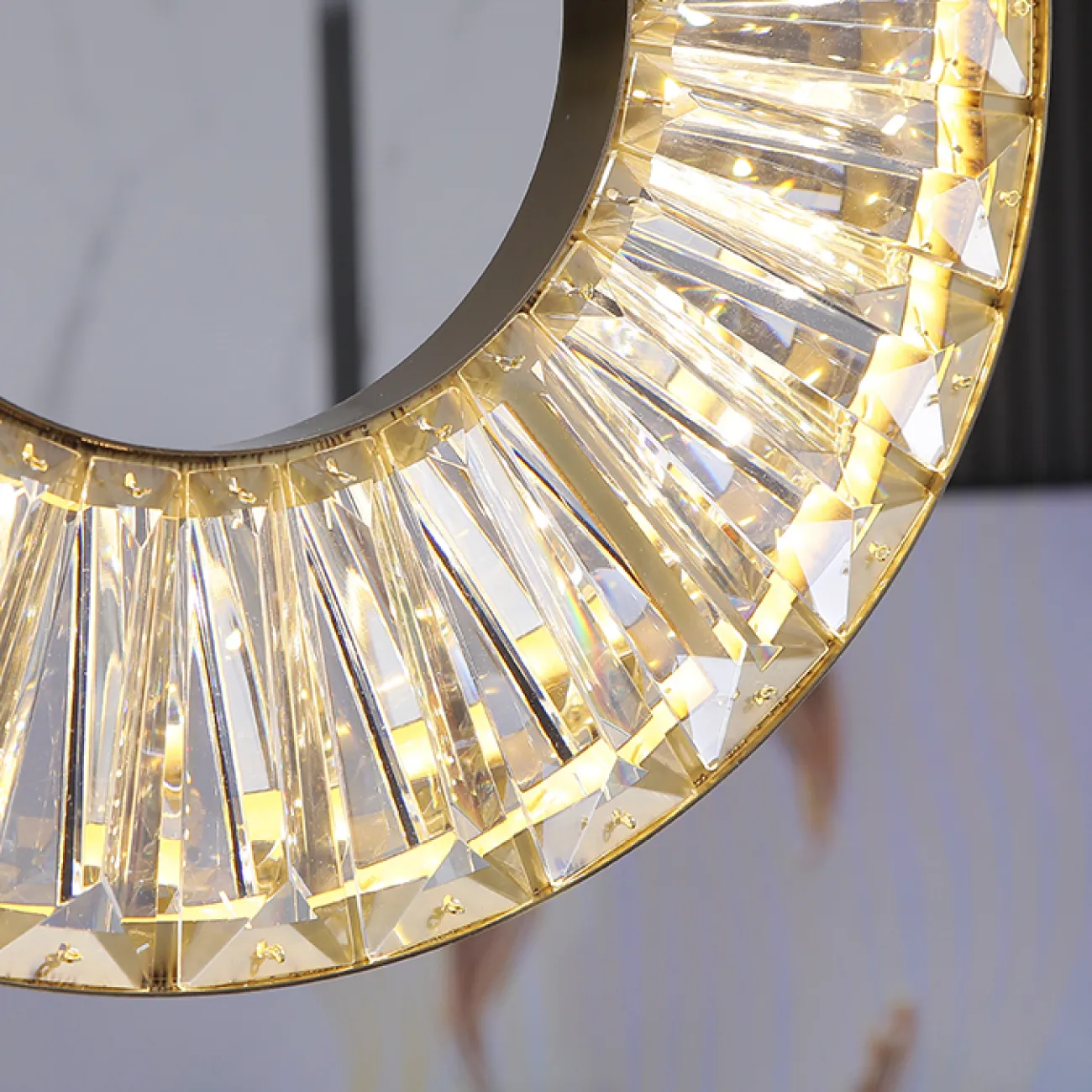 Готовая комбинация подвесных светодиодных светильников c закольцованными плафонами из прямоугольных хрустальных пластин CELEBRATE L185