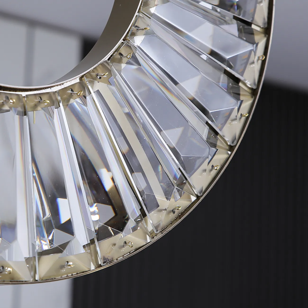 Готовая комбинация подвесных светодиодных светильников c закольцованными плафонами из прямоугольных хрустальных пластин CELEBRATE L185