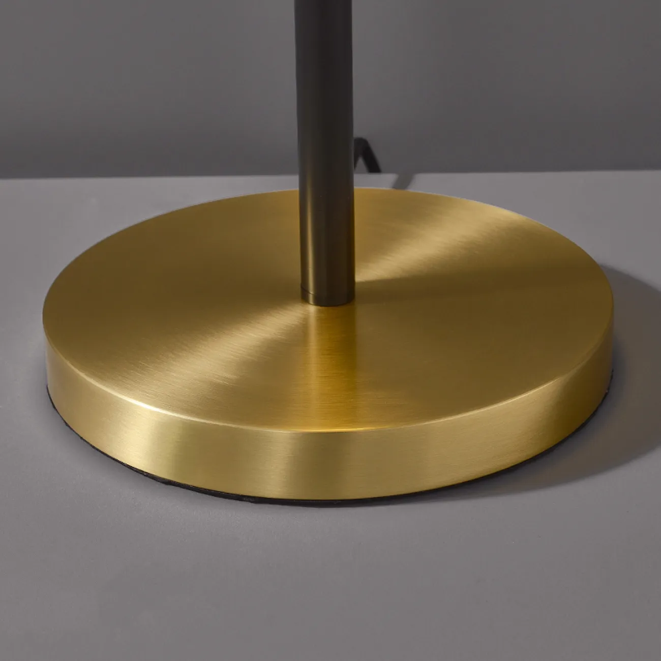 Светодиодный торшер в виде комбинации круглого плафона на вертикальной стойке и дисковидного рассеивателя INGARA FL