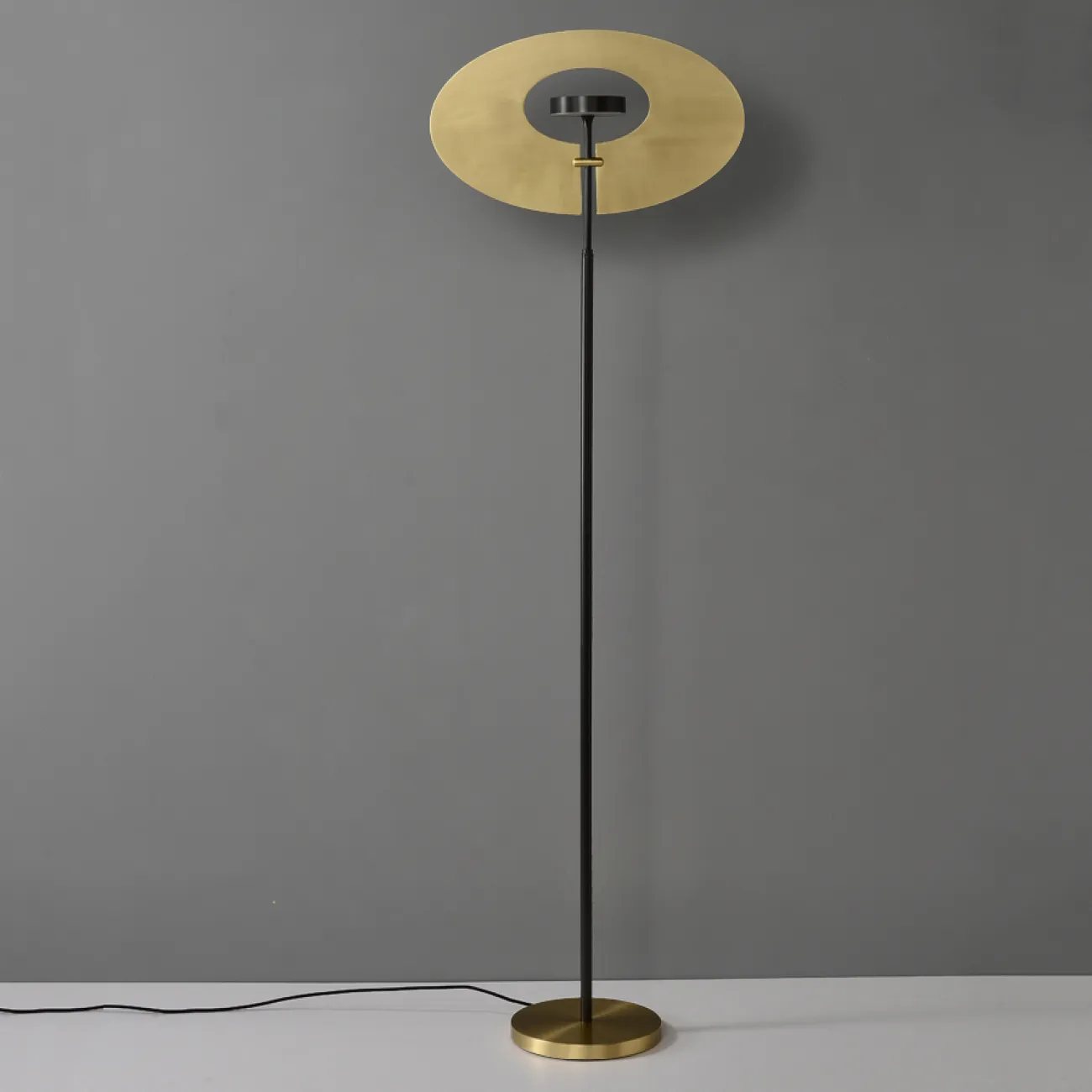 Светодиодный торшер в виде комбинации круглого плафона на вертикальной стойке и дисковидного рассеивателя INGARA FL