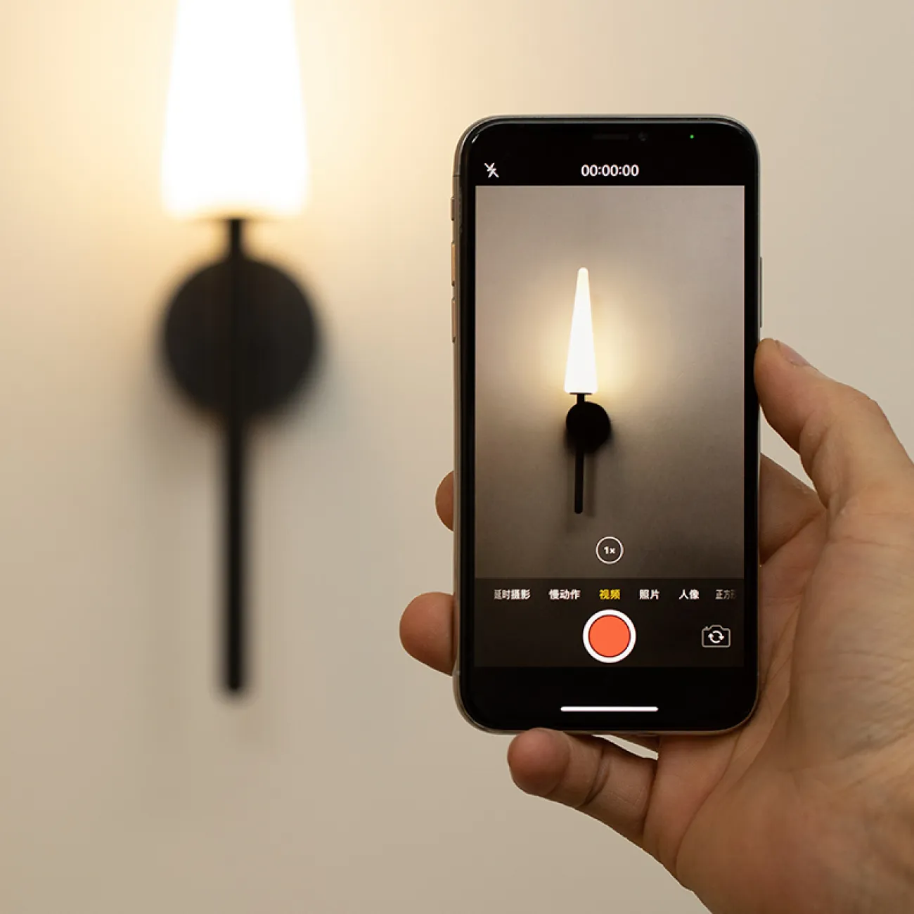 Серия настенных светодиодных светильников с белыми разнотипными плафонами конической формы на черном креплении ADORA A