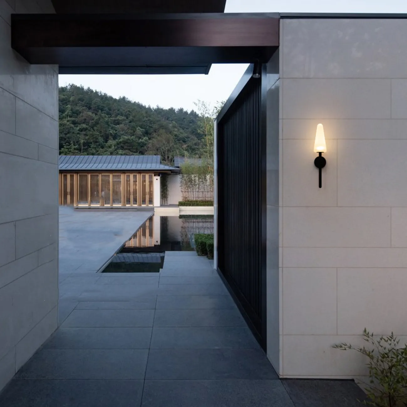 Серия настенных светодиодных светильников с белыми разнотипными плафонами конической формы на черном креплении ADORA A