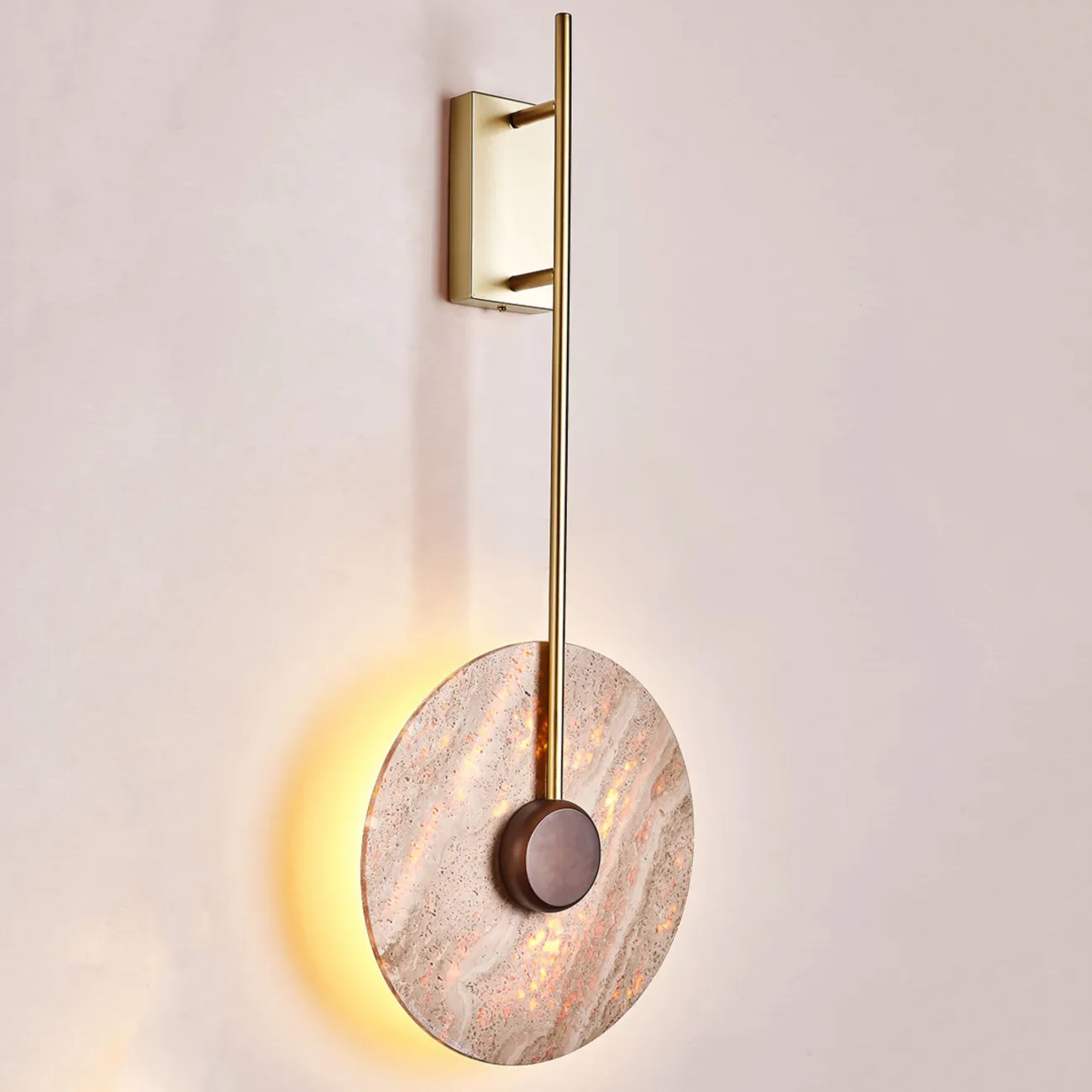 Настенный светодиодный светильник с плоским дисковидным рассеивателем с каменной текстурой и деревянным центром JOAR D30 Brass