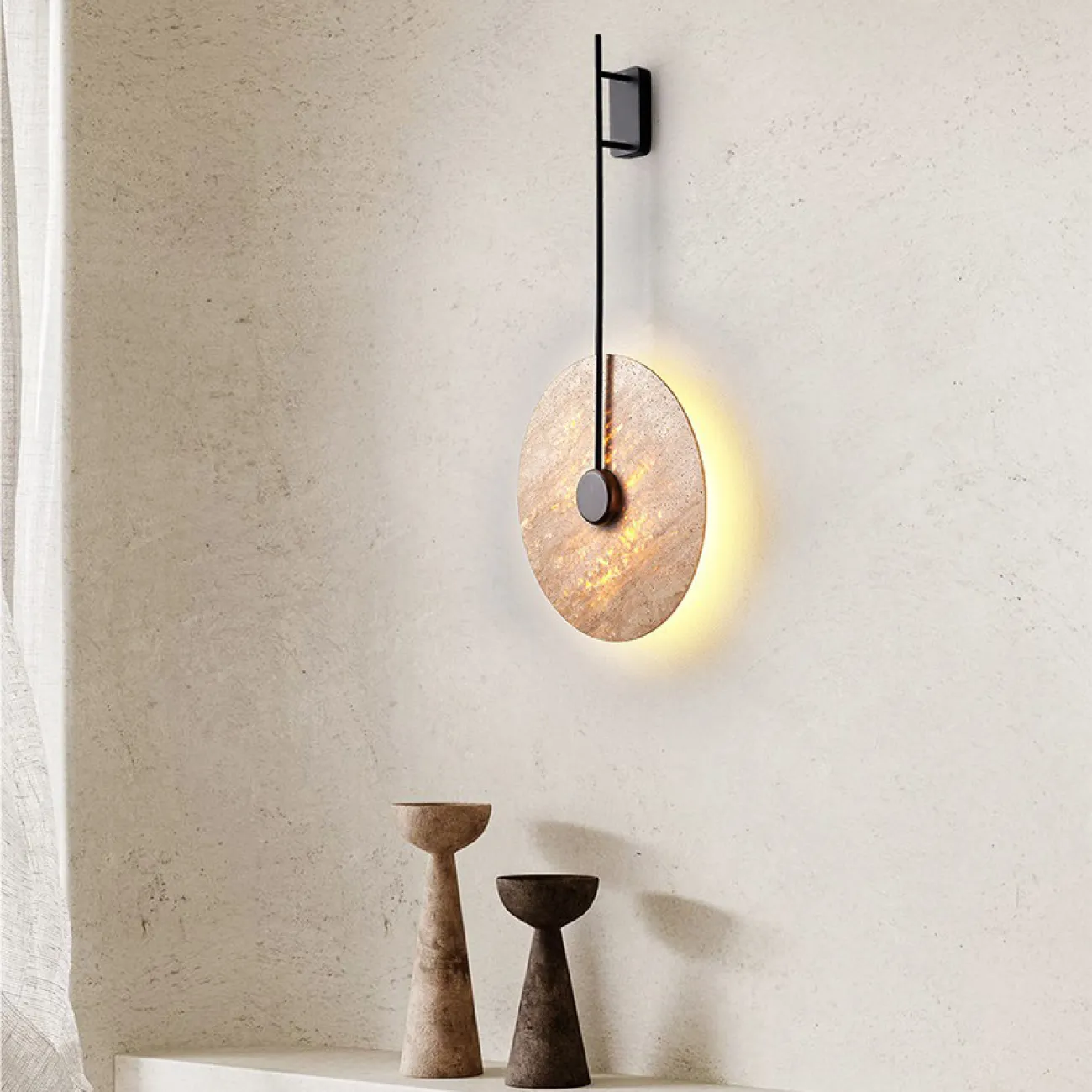 Настенный светодиодный светильник с плоским дисковидным рассеивателем с каменной текстурой и деревянным центром JOAR D30 Brass