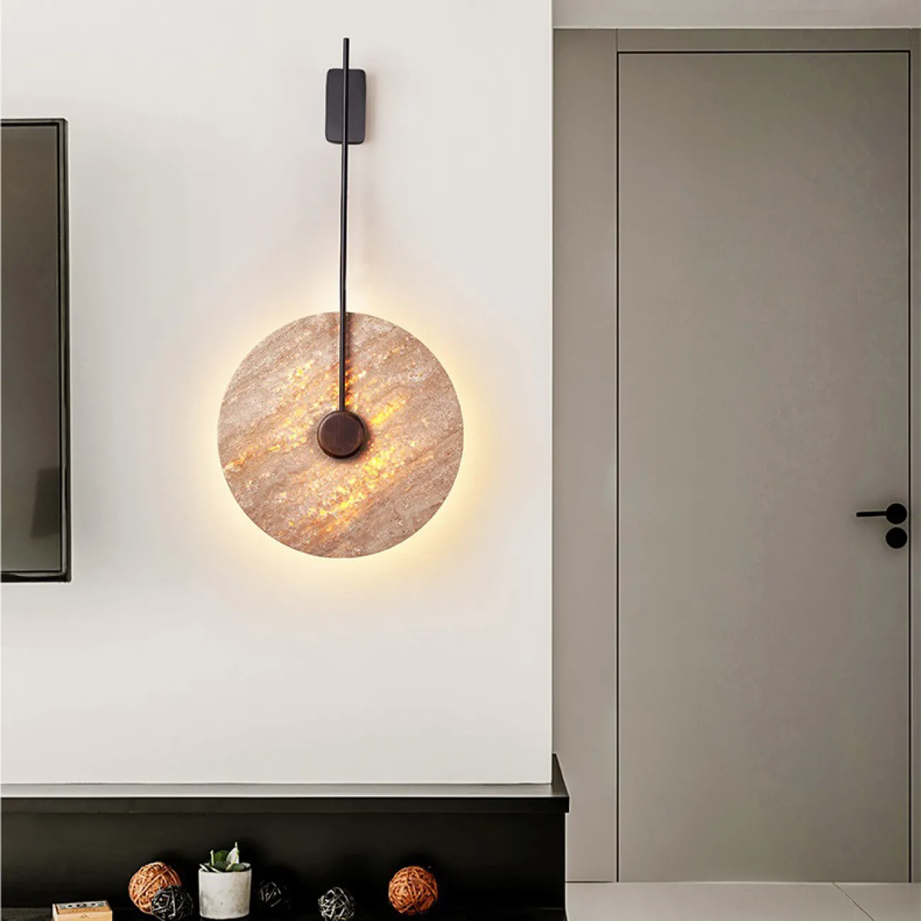 Настенный светодиодный светильник с плоским дисковидным рассеивателем с каменной текстурой и деревянным центром JOAR D30 Brass