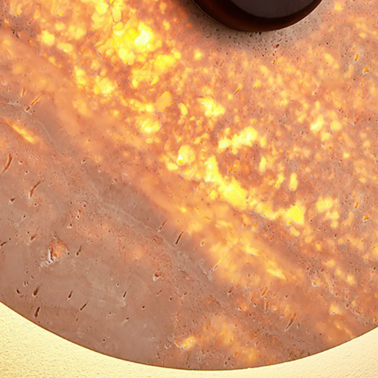 Настенный светодиодный светильник с плоским дисковидным рассеивателем с каменной текстурой и деревянным центром JOAR D30 Brass