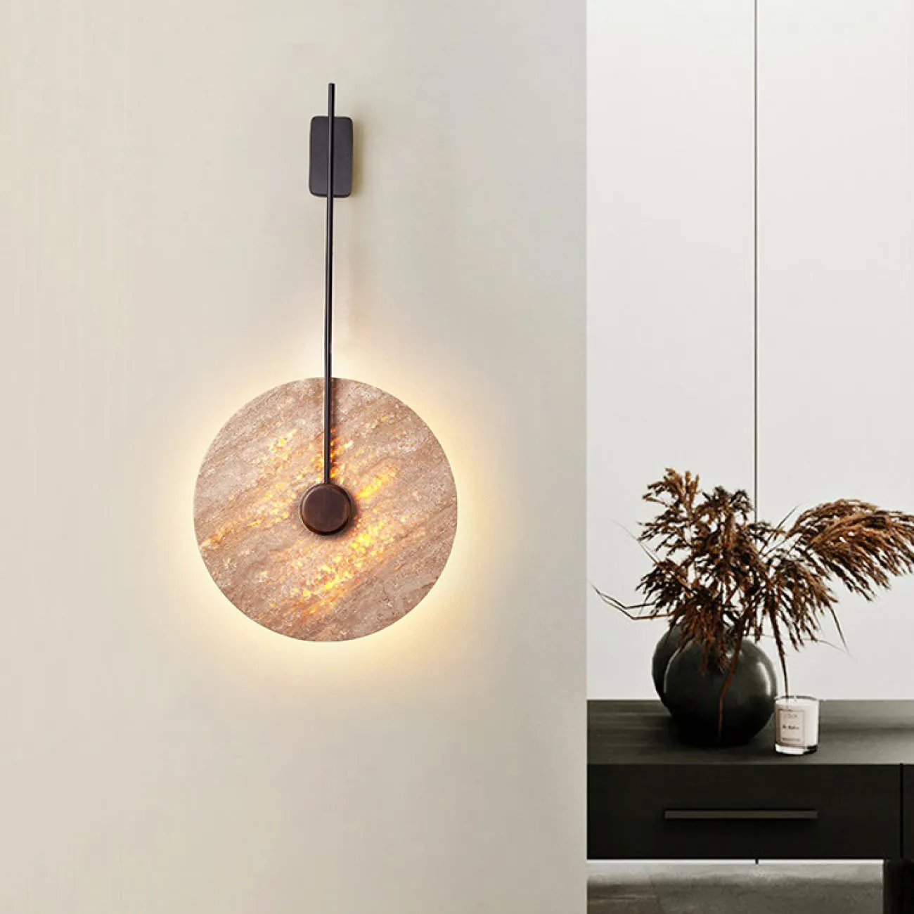 Настенный светодиодный светильник с плоским дисковидным рассеивателем с каменной текстурой и деревянным центром JOAR D30 Brass