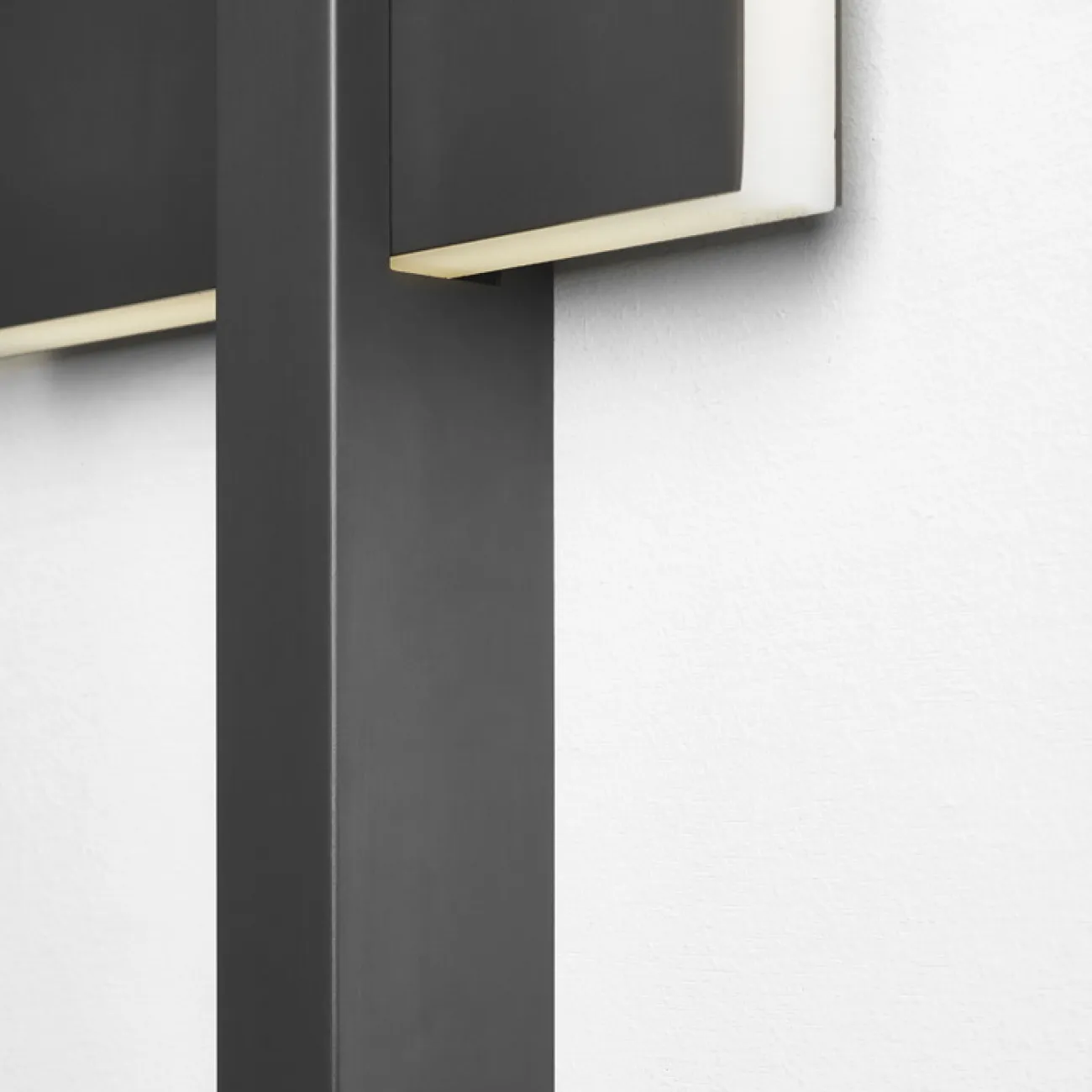 Серия минималистичных бра с контурной LED-подсветкой на плоском геометрическом корпусе с прямоугольным креплением ITEM A