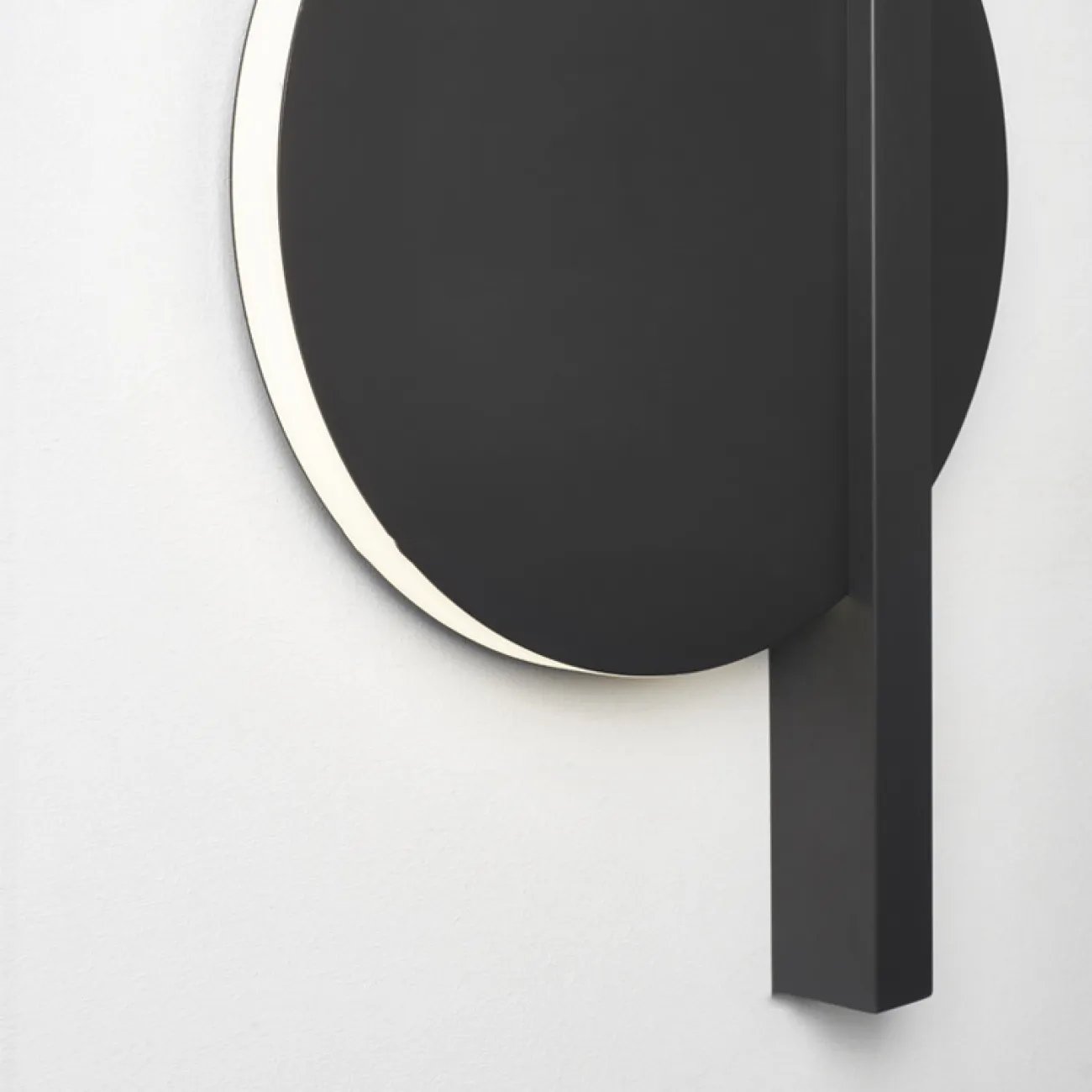 Серия минималистичных бра с контурной LED-подсветкой на плоском геометрическом корпусе с прямоугольным креплением ITEM A