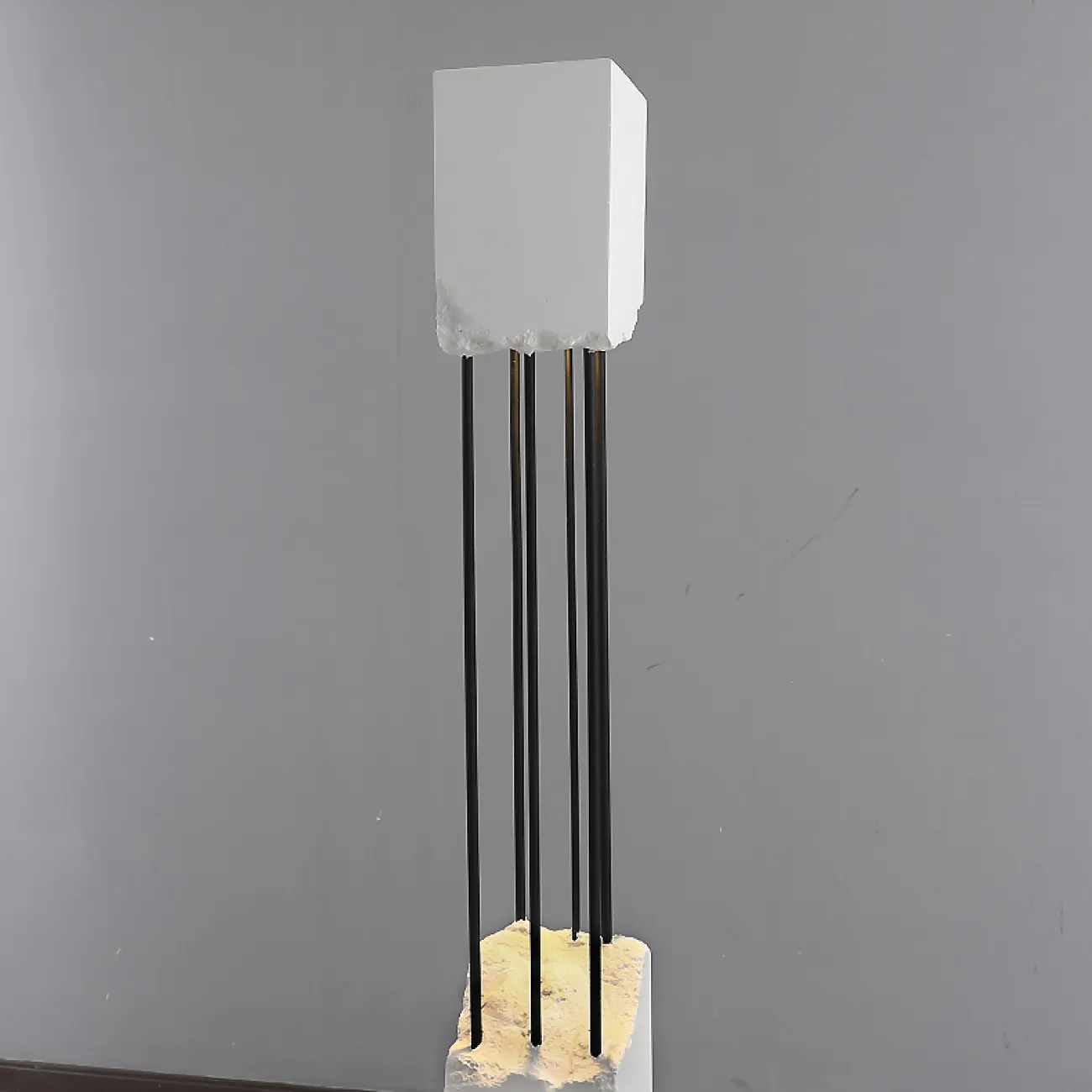 Напольный светодиодный светильник из белого известняка TENHO Напольный светодиодный светильник из белого известняка TENHO