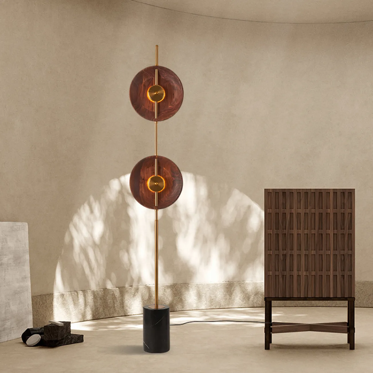 Светодиодный торшер с двумя дисковидными рассеивателями из орехового дерева на вертикальной стойке с мраморным основанием GERALDINE