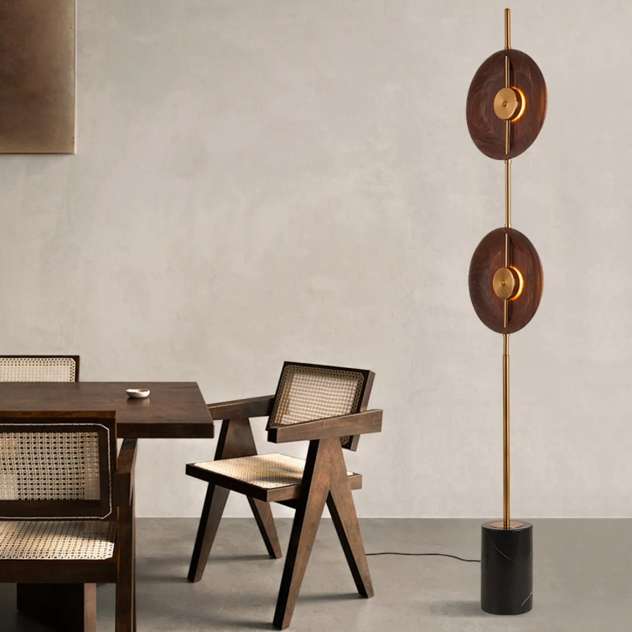 Светодиодный торшер с двумя дисковидными рассеивателями из орехового дерева на вертикальной стойке с мраморным основанием GERALDINE