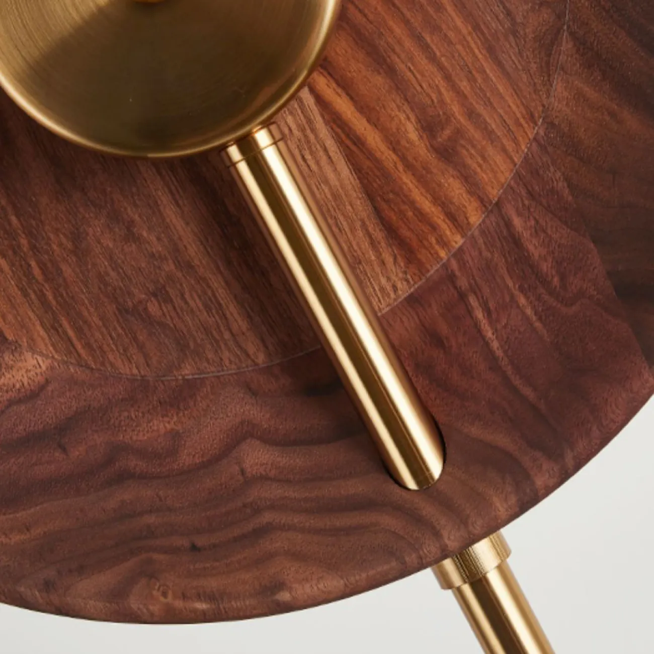 Светодиодный торшер с двумя дисковидными рассеивателями из орехового дерева на вертикальной стойке с мраморным основанием GERALDINE