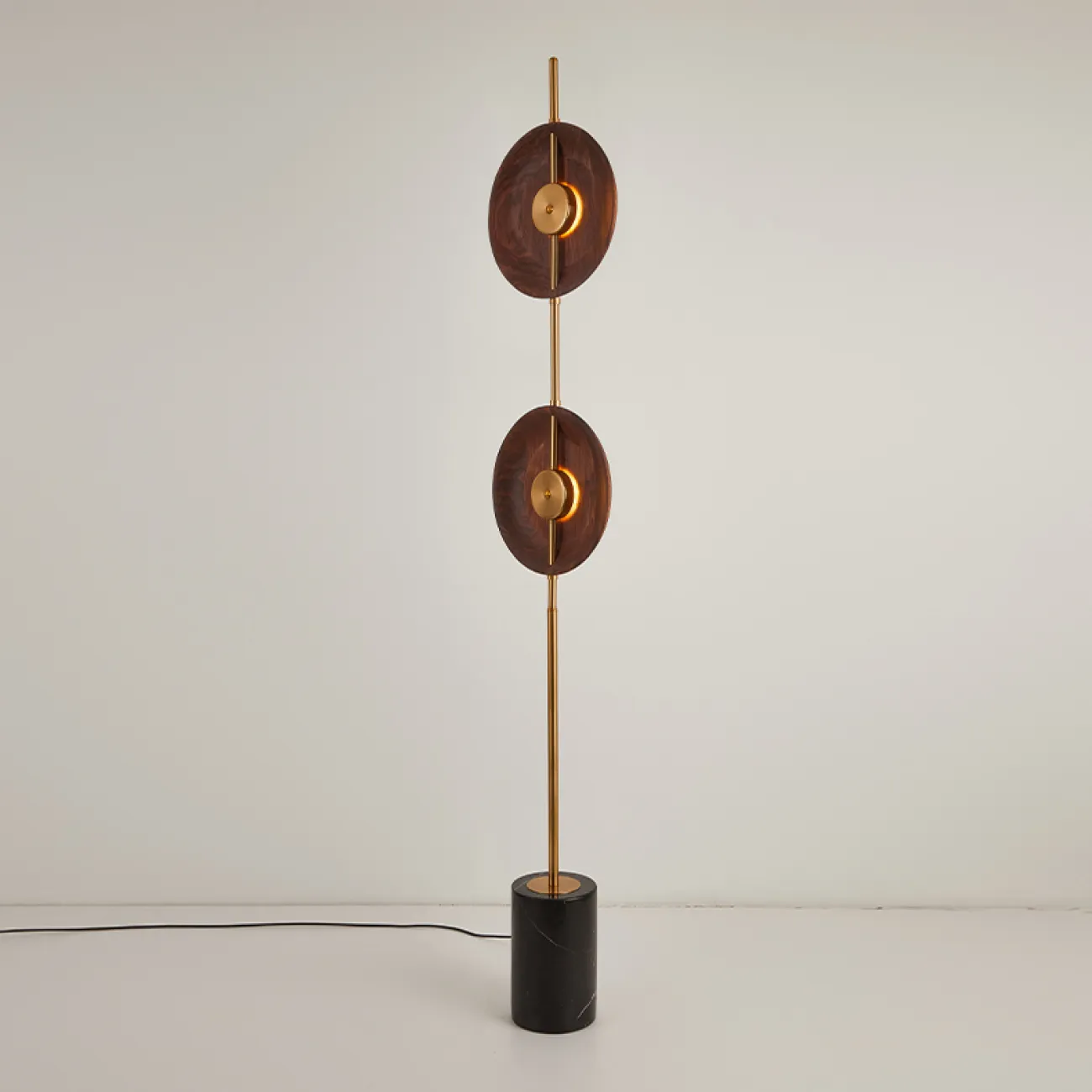 Светодиодный торшер с двумя дисковидными рассеивателями из орехового дерева на вертикальной стойке с мраморным основанием GERALDINE