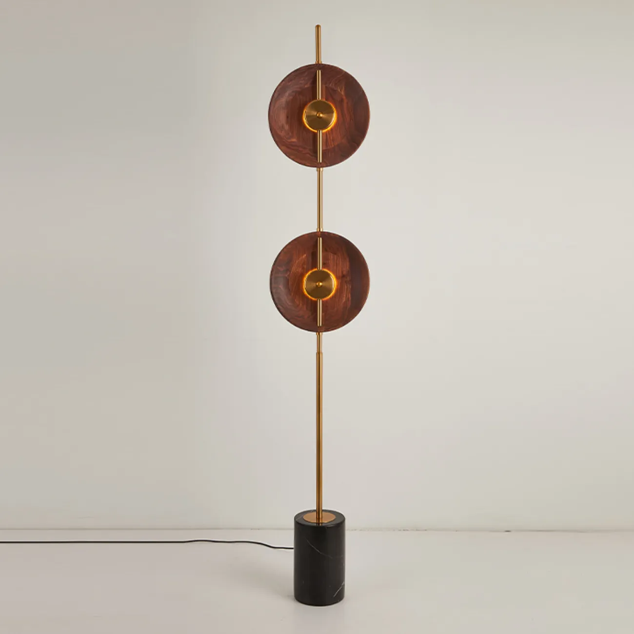 Светодиодный торшер с двумя дисковидными рассеивателями из орехового дерева на вертикальной стойке с мраморным основанием GERALDINE