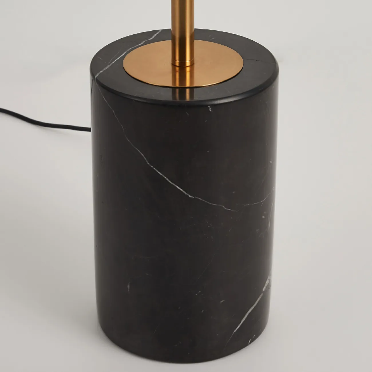 Светодиодный торшер с двумя дисковидными рассеивателями из орехового дерева на вертикальной стойке с мраморным основанием GERALDINE