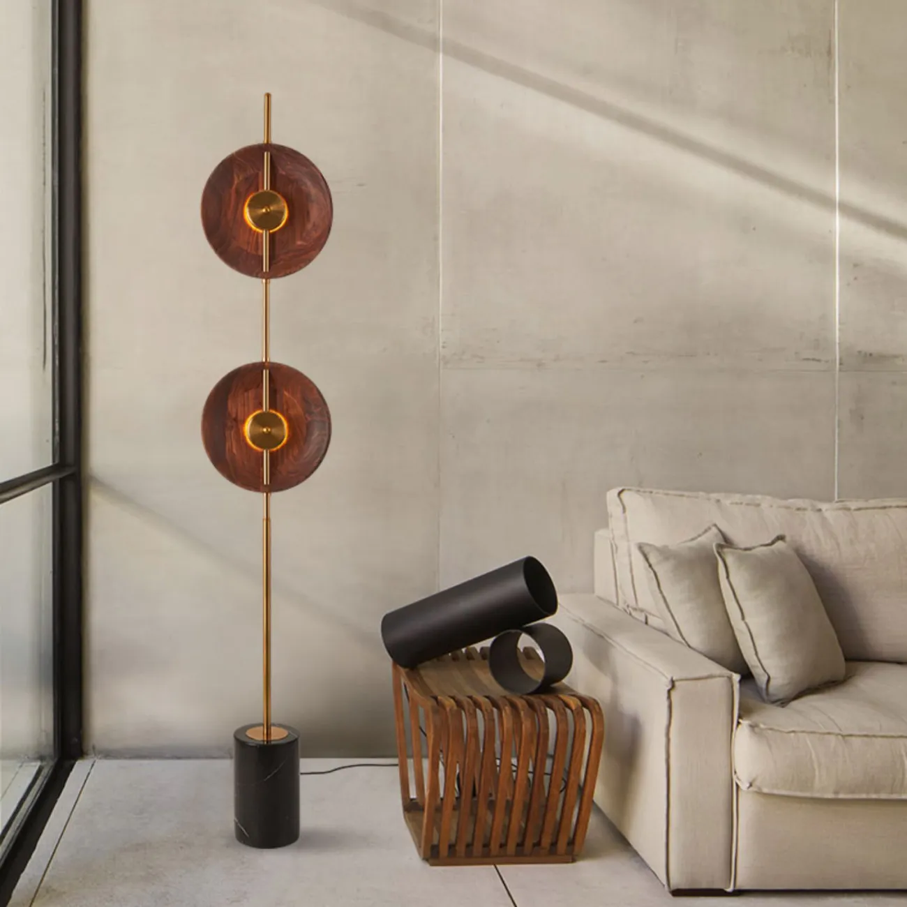 Светодиодный торшер с двумя дисковидными рассеивателями из орехового дерева на вертикальной стойке с мраморным основанием GERALDINE