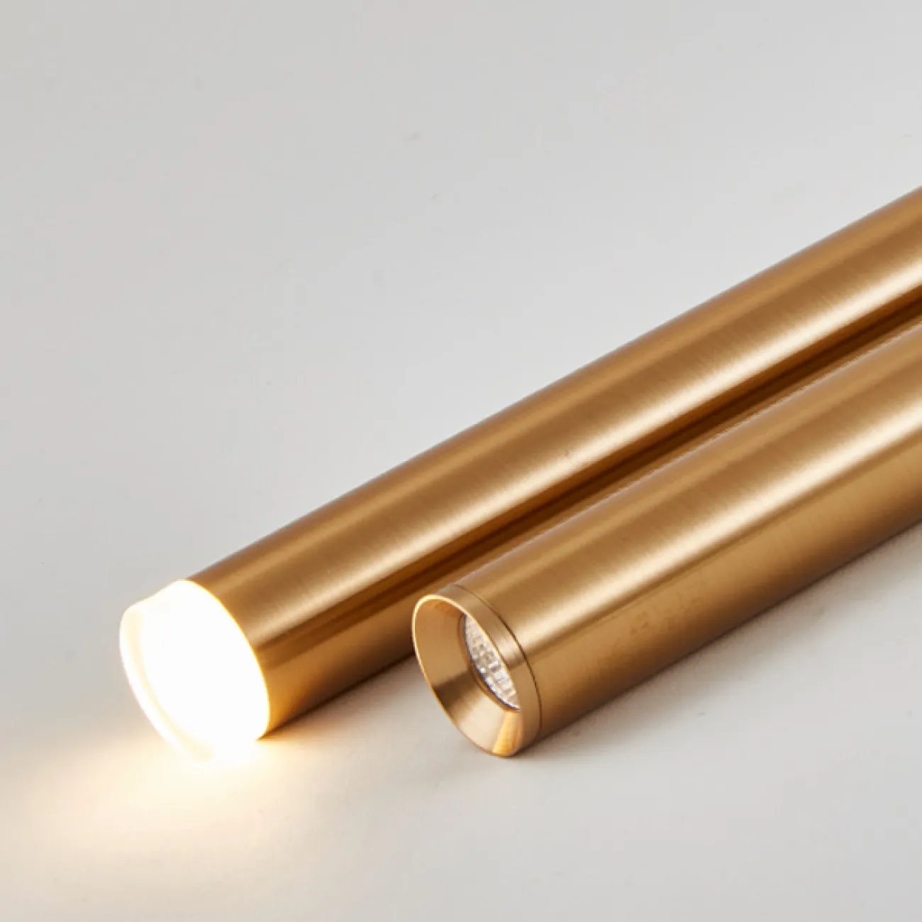 Готовая комбинация подвесных светодиодных светильников с трубчатыми плафонами оттенка латунь HARDER COMBO B L5 H40