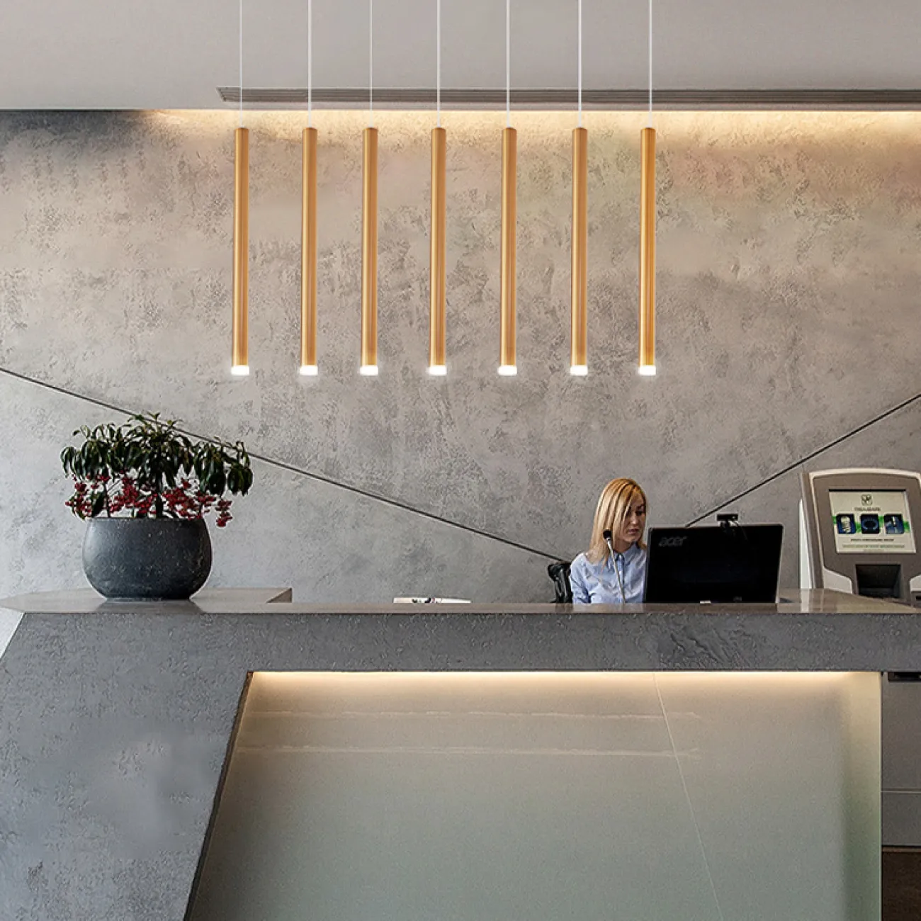 Готовая комбинация подвесных светодиодных светильников с трубчатыми плафонами оттенка латунь HARDER COMBO B L5 H40