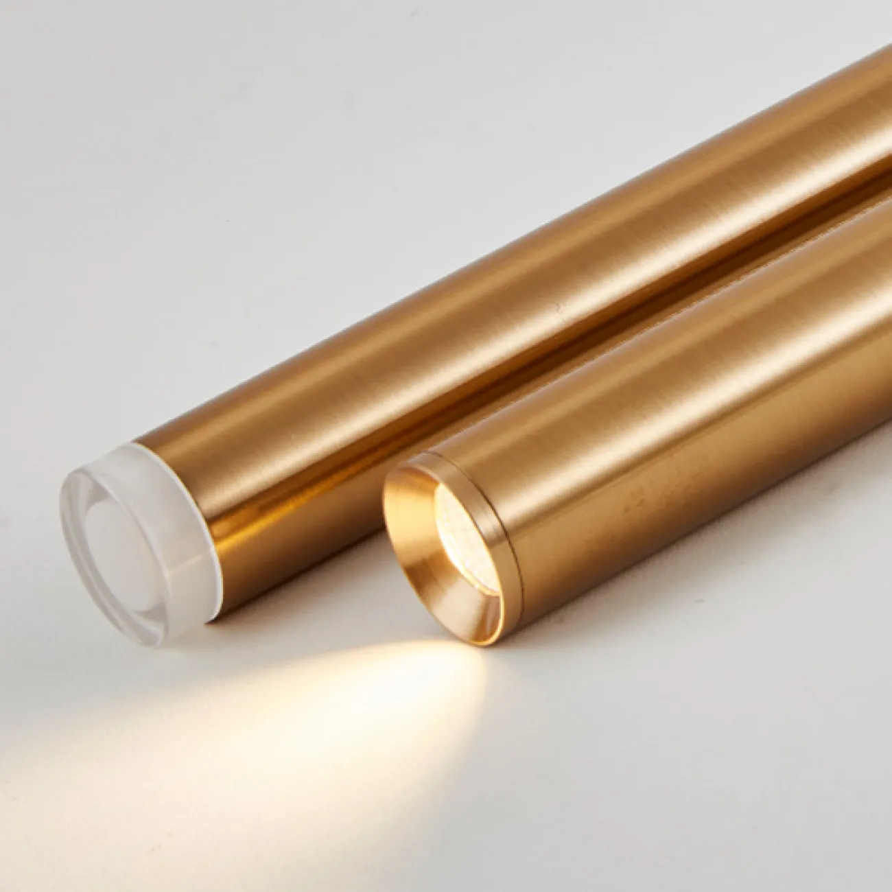 Готовая комбинация подвесных светодиодных светильников с трубчатыми плафонами оттенка латунь HARDER COMBO B L5 H40