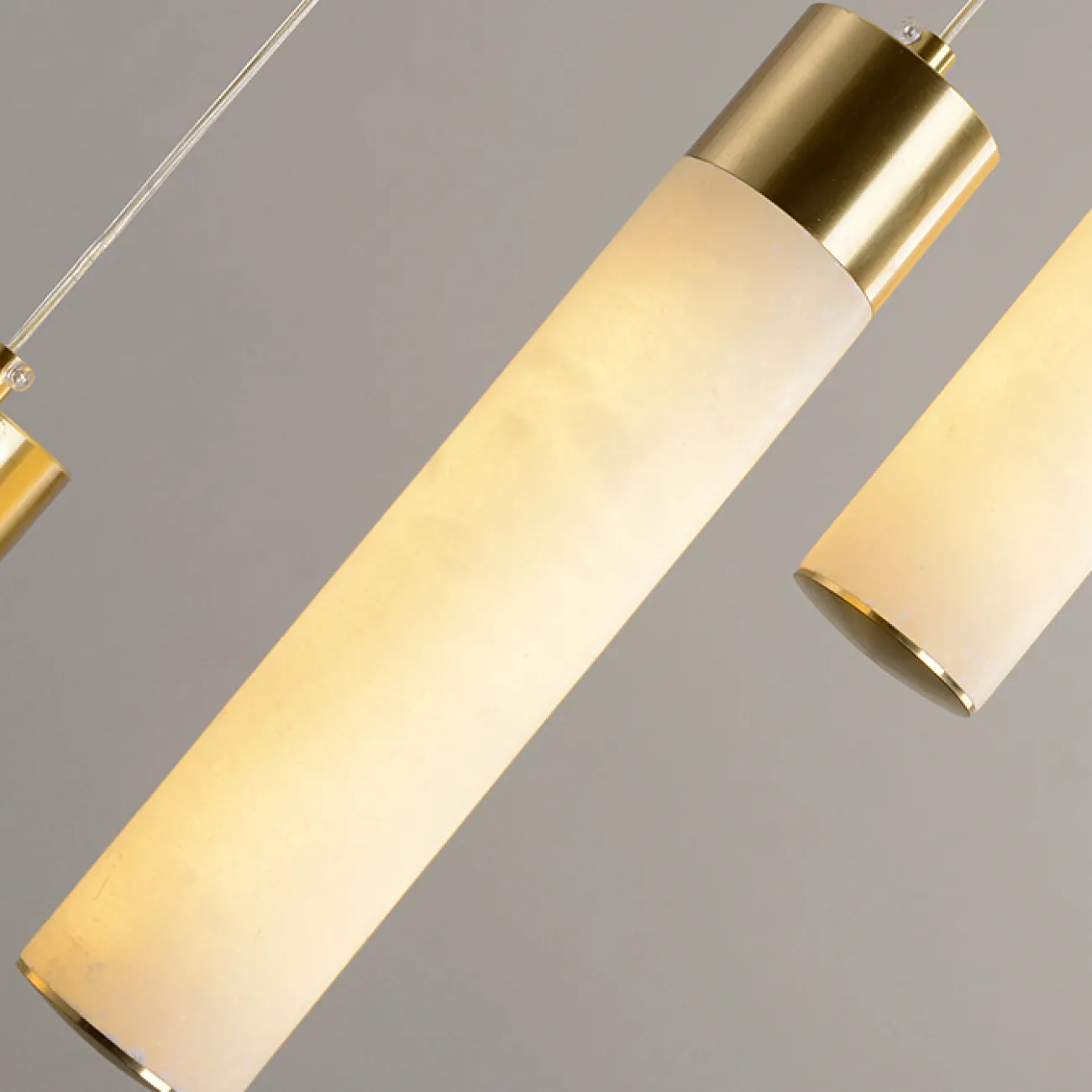 Готовая комбинация подвесных светодиодных светильников c цилиндрическими плафонами из натурального белого мрамора COMTESSE D60