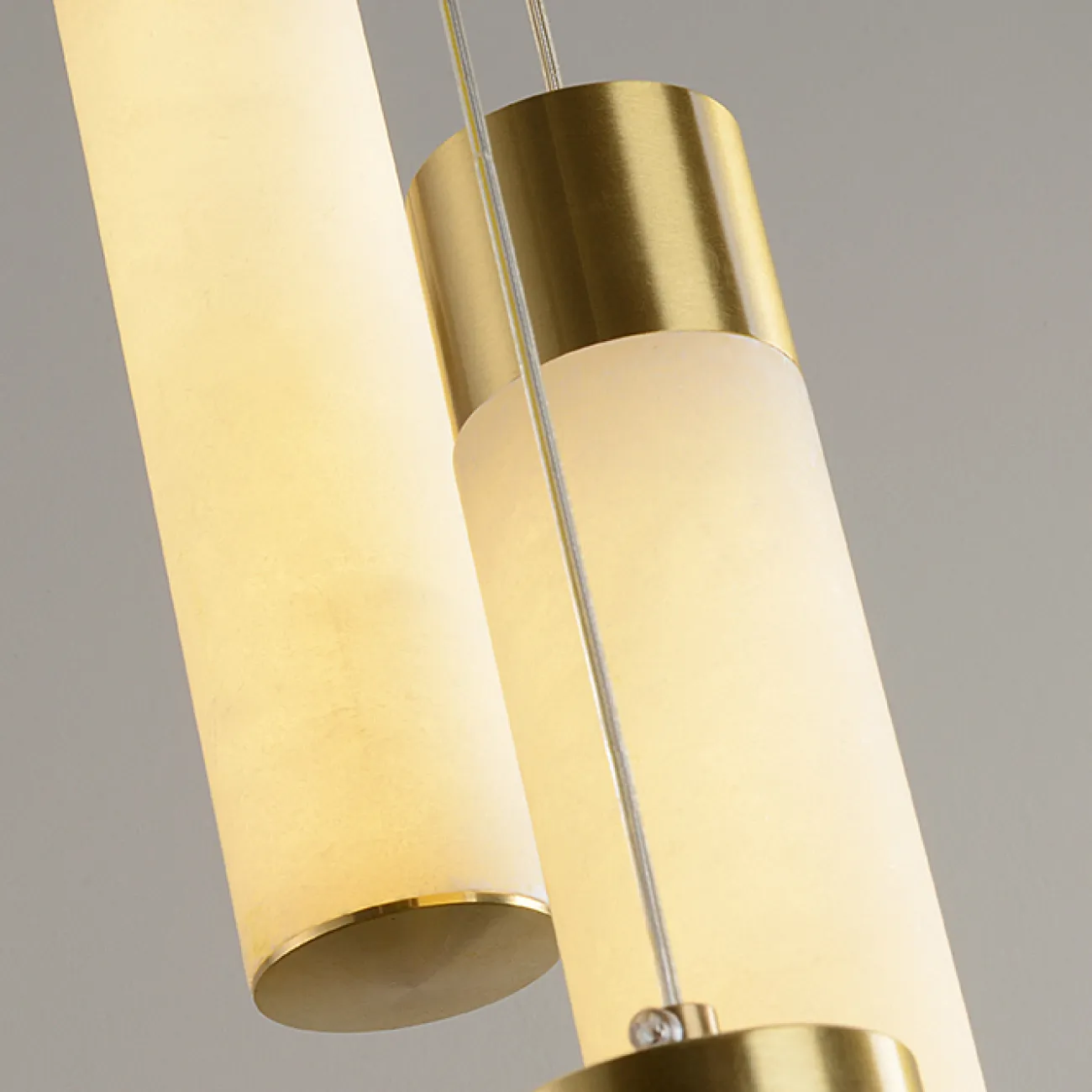 Готовая комбинация подвесных светодиодных светильников c цилиндрическими плафонами из натурального белого мрамора COMTESSE D60