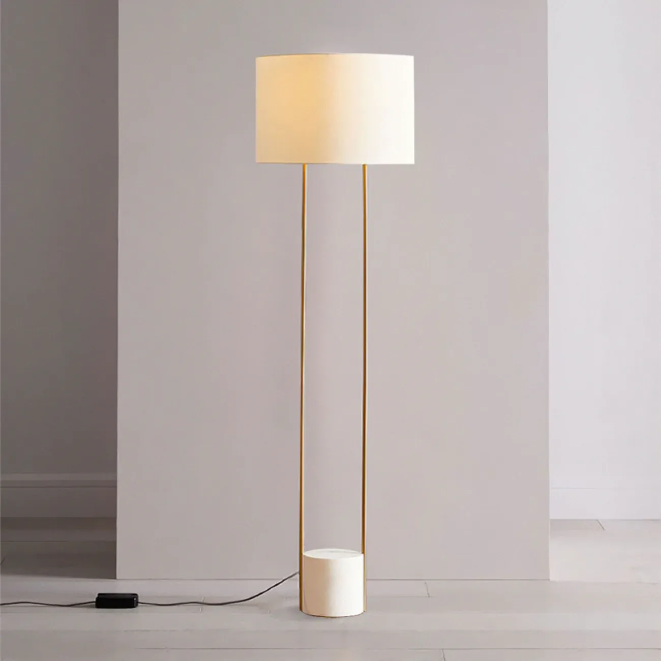 Напольный светильник с цилиндрическим текстильным абажуром и основанием из белого мрамора RENO Напольный светильник с цилиндрическим текстильным абажуром и основанием из белого мрамора RENO