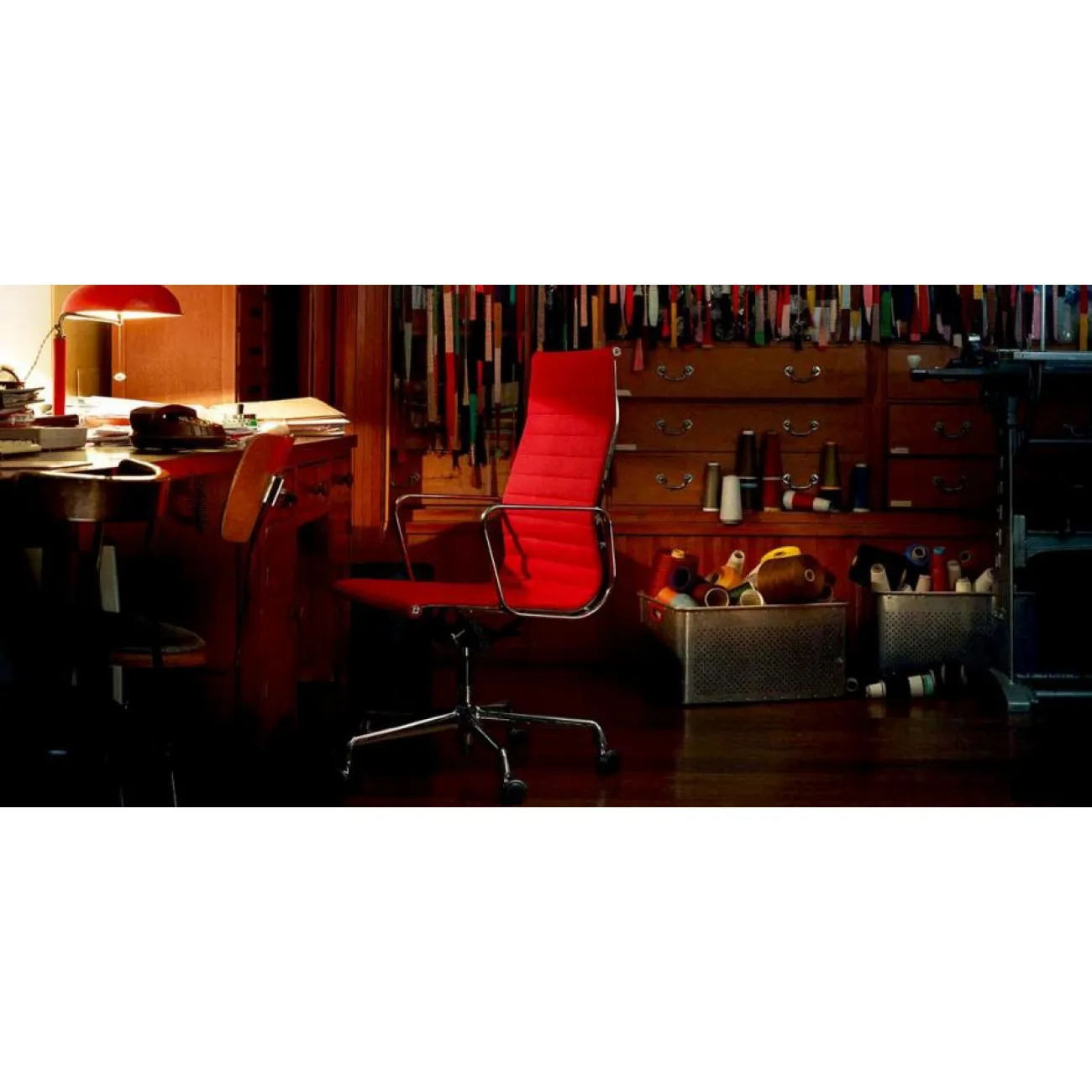 Кресло Eames Aluminum Group Executive Chair designed by Charles and Ray Eames		 in 1958 от LaLume