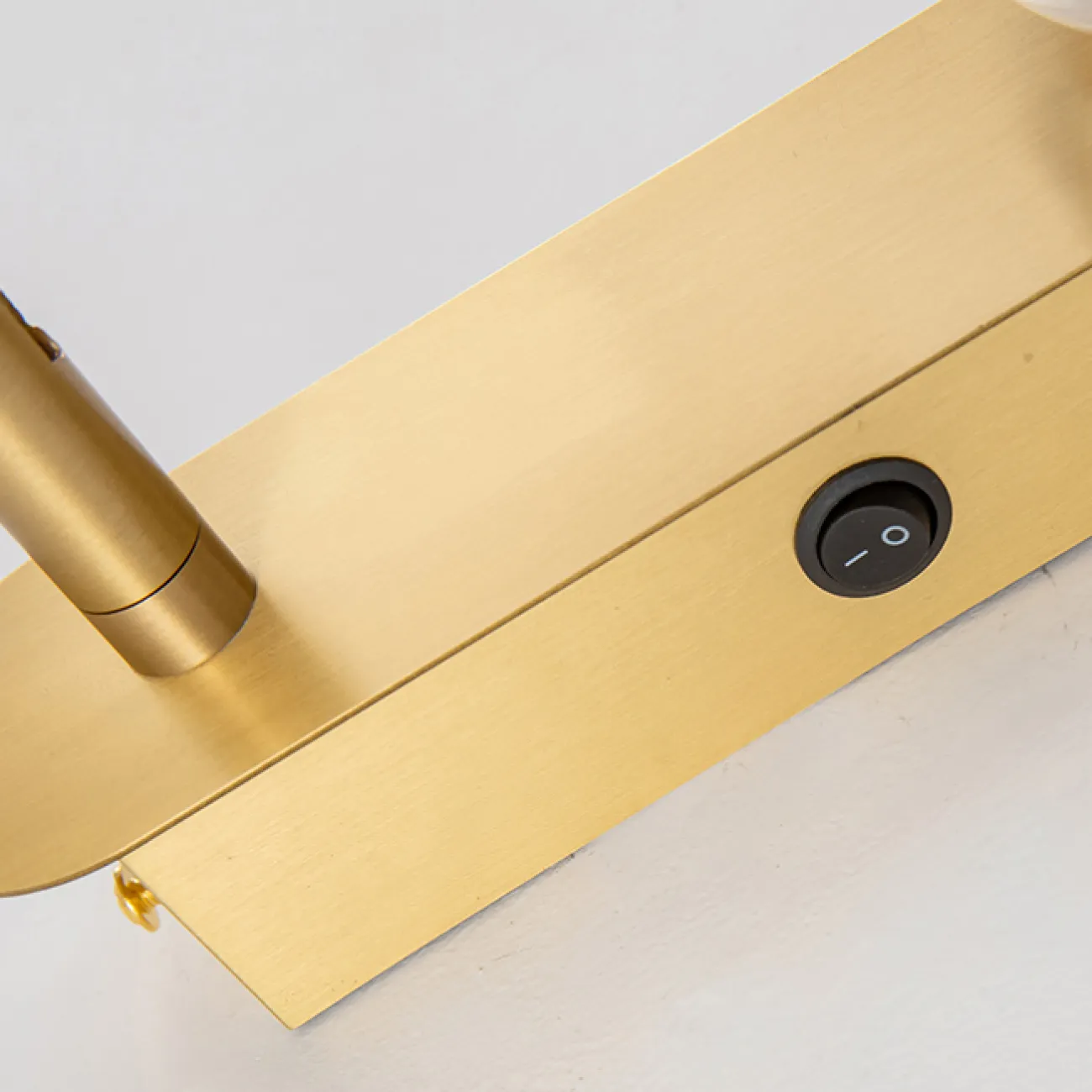 Серия парных настенных светильников с шарообразным плафоном и поворотным цилиндрическим спотом BODVAR Left