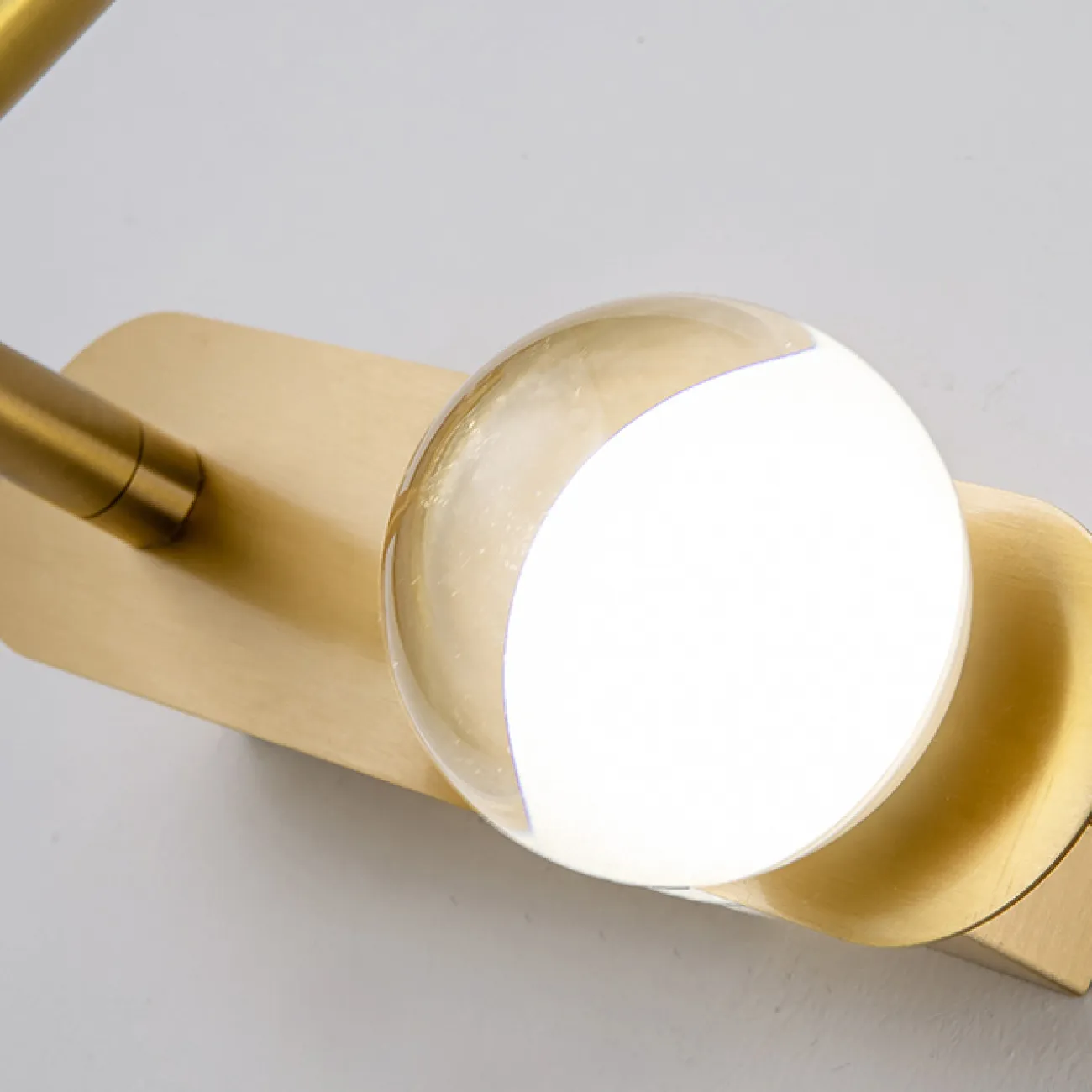 Серия парных настенных светильников с шарообразным плафоном и поворотным цилиндрическим спотом BODVAR Left