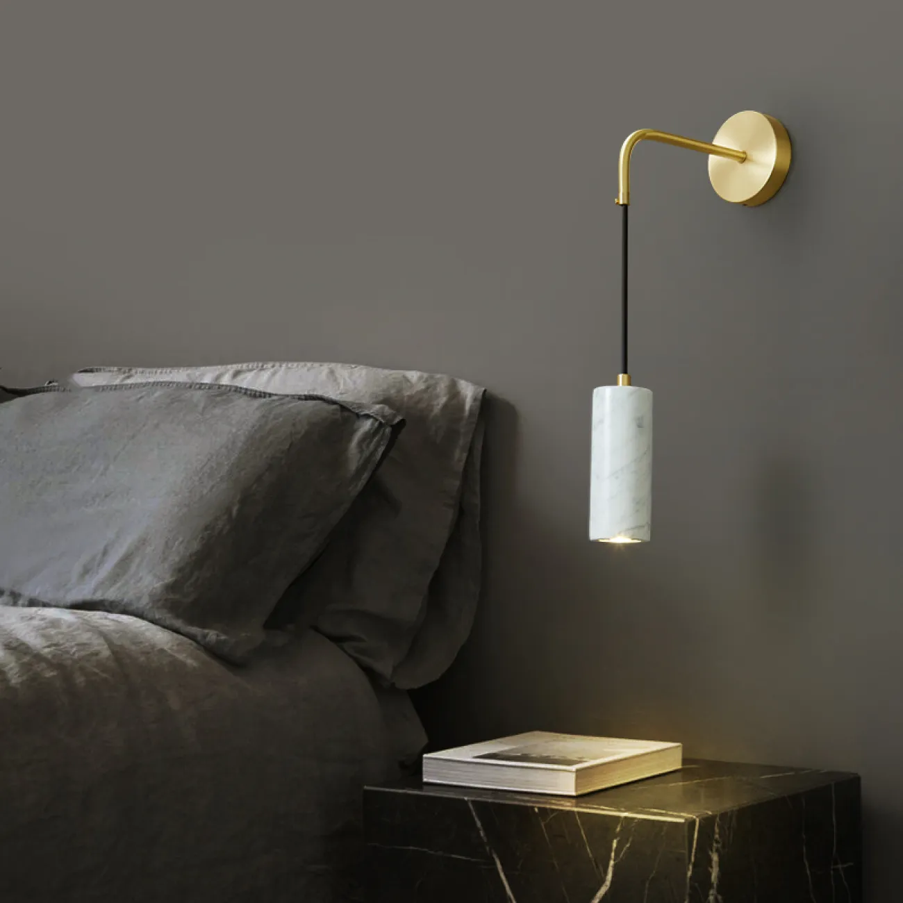 Серия настенных светильников с мраморными плафонами цилиндрической формы на кронштейне с черным подвесом SINN Green