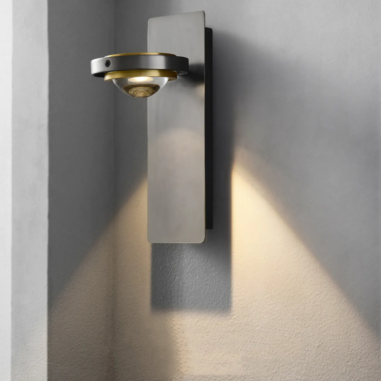 Настенный светодиодных светильник с точечными источниками в поворотных кольцах с оптическими линзами RASMUND L1 Настенный светодиодных светильник с точечными источниками в поворотных кольцах с оптическими линзами RASMUND L1