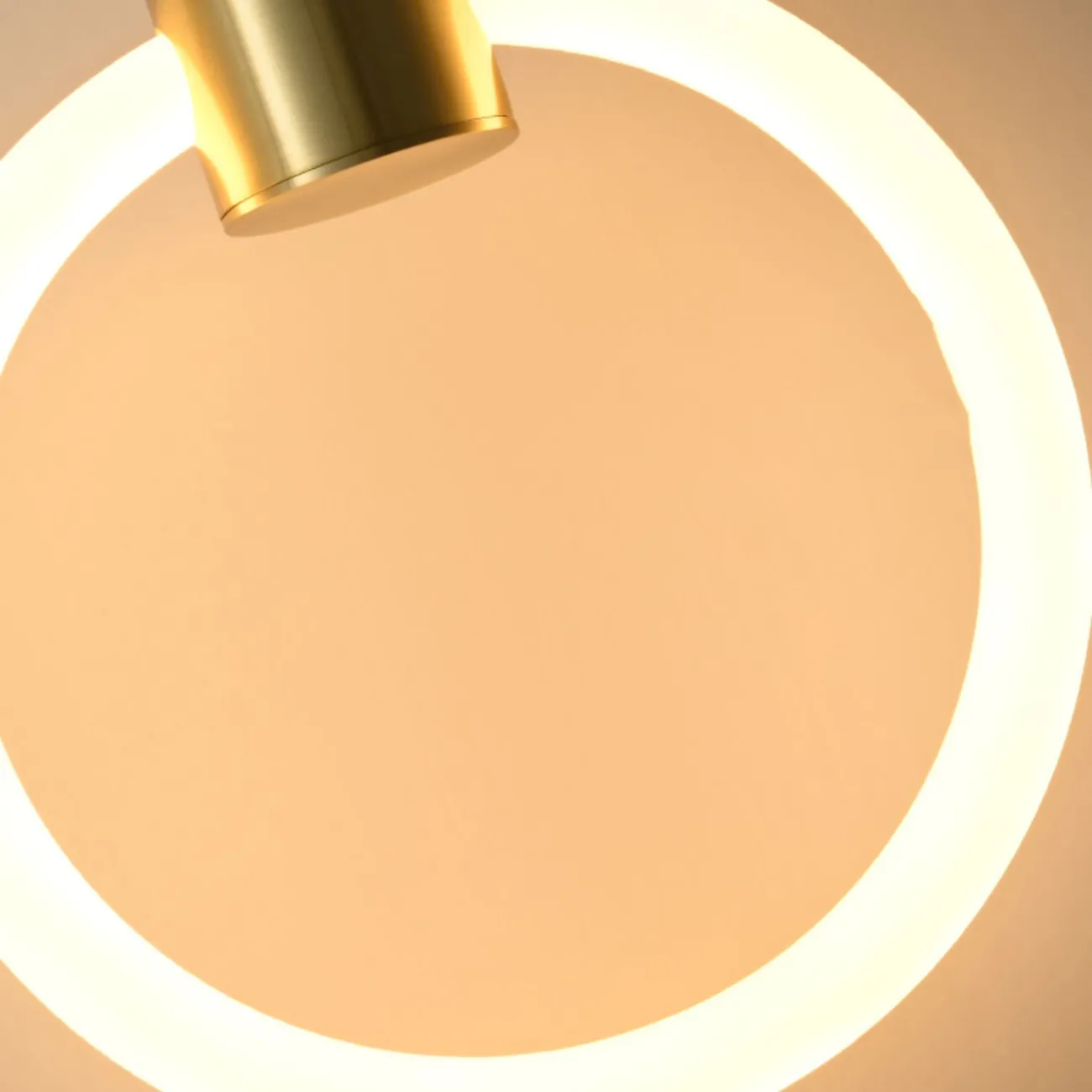 Готовая комбинация подвесных светодиодных светильников c двумя светящимися кольцами в латунном корпусе DAMON DUO Black Готовая комбинация подвесных светодиодных светильников c двумя светящимися кольцами в латунном корпусе DAMON DUO Black