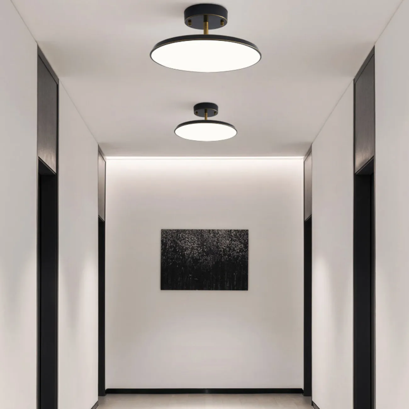 Серия потолочных светодиодных светильников с дисковидным корпусом на шарнирной стойке из латуни BIRK D30 Black