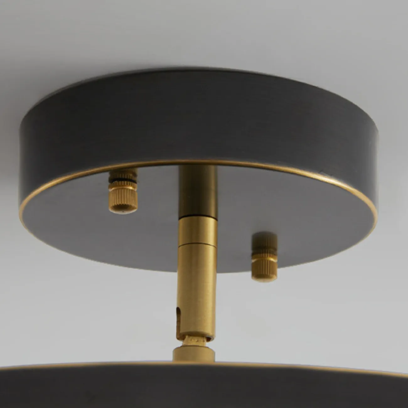 Серия потолочных светодиодных светильников с дисковидным корпусом на шарнирной стойке из латуни BIRK D30 Black