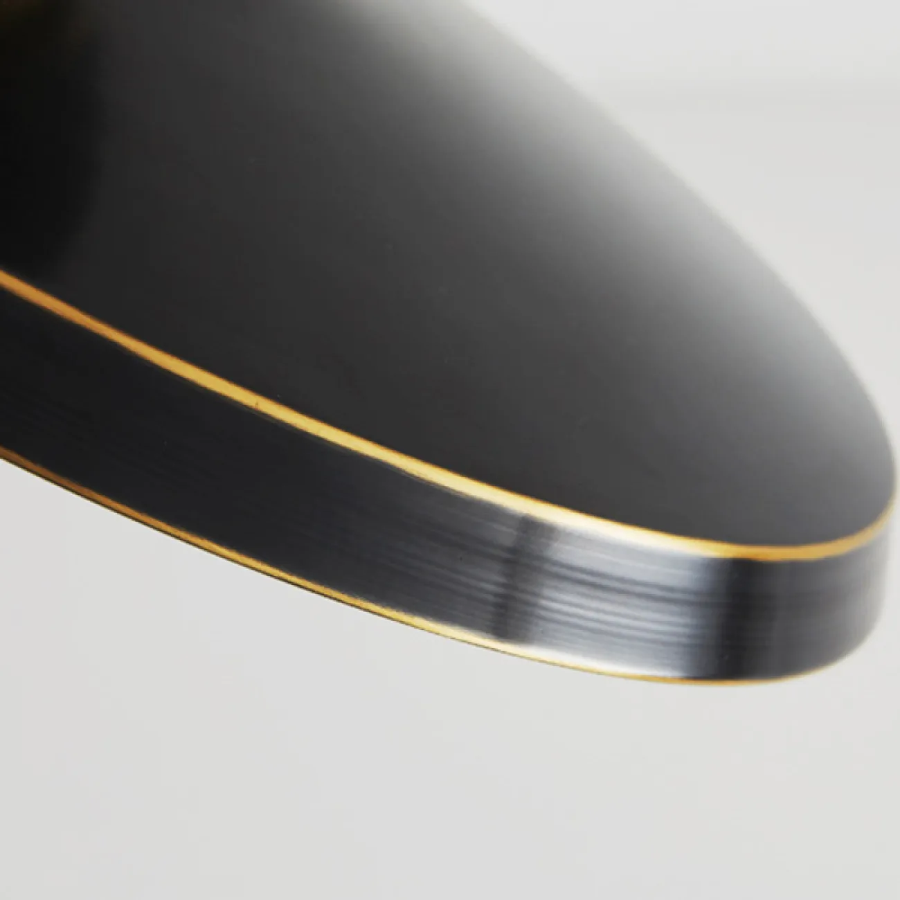 Серия потолочных светодиодных светильников с дисковидным корпусом на шарнирной стойке из латуни BIRK D30 Black