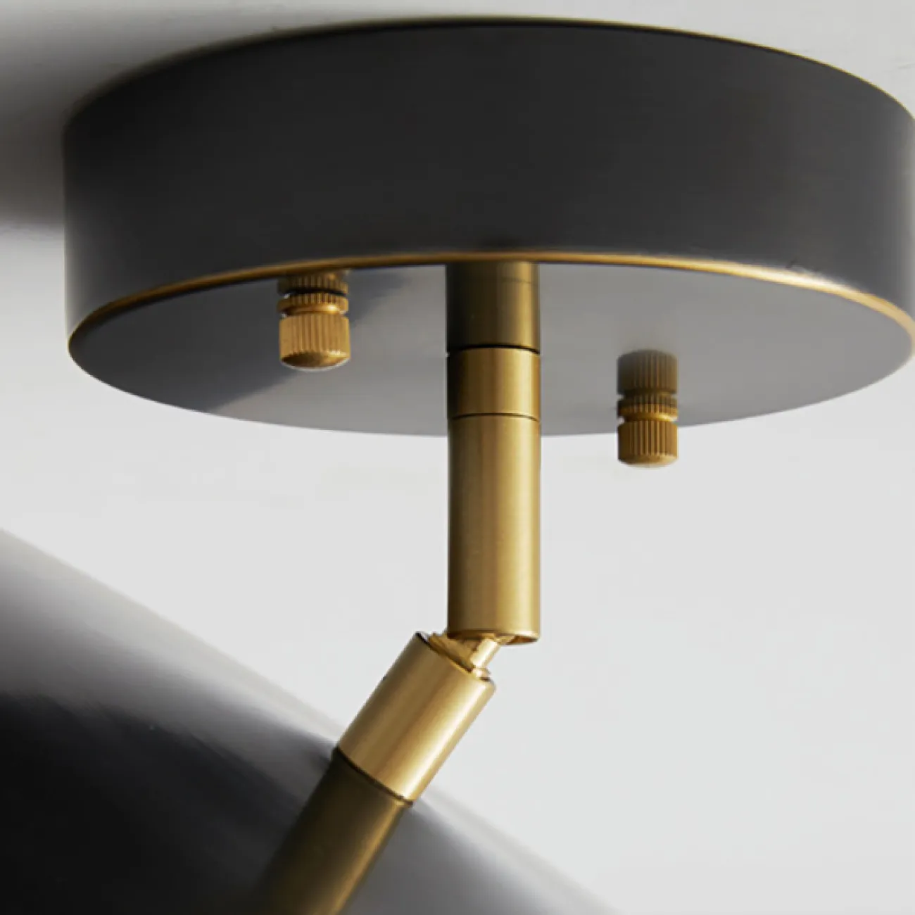 Серия потолочных светодиодных светильников с дисковидным корпусом на шарнирной стойке из латуни BIRK D30 Black