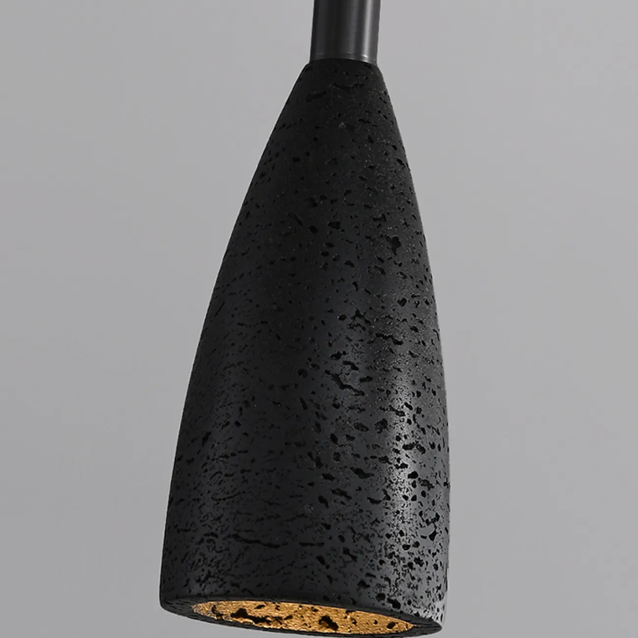 Готовая комбинация подвесных светильников с рельефными плафонами в форме кегель из черного лавового камня DALBY STONE COMBO L70