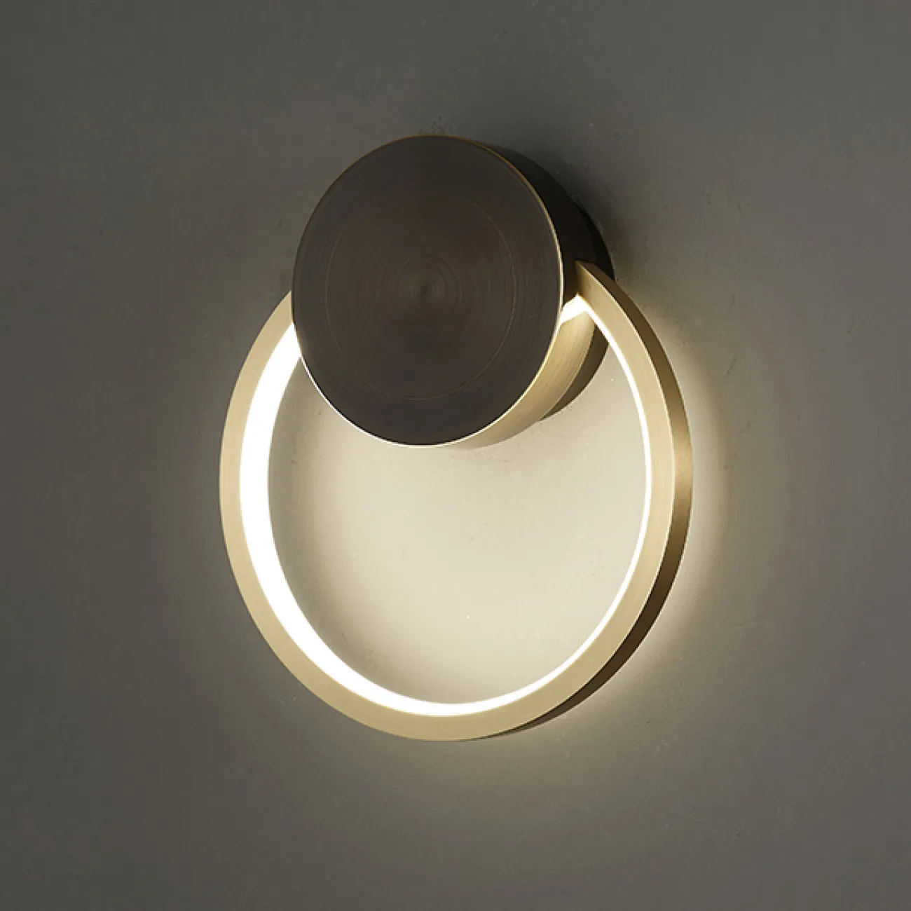 Серия настенных светодиодных светильников с кольцевым корпусом из натуральной и черненой латуни WOLKE SMALL D20 Brass