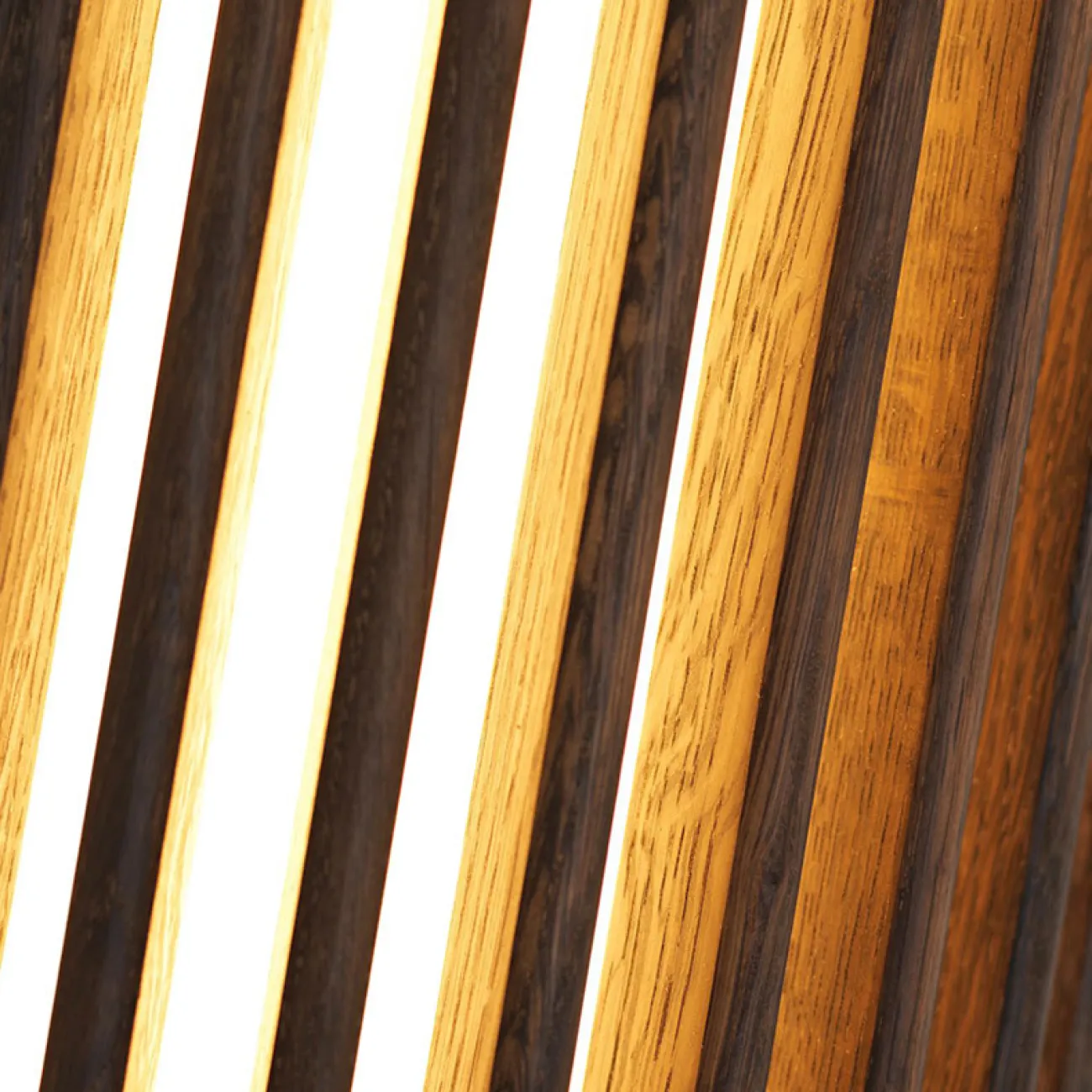 Серия настенных светодиодных светильников с решетчатым рассеивателем из ясеня и черного ореха ILPO Light brown