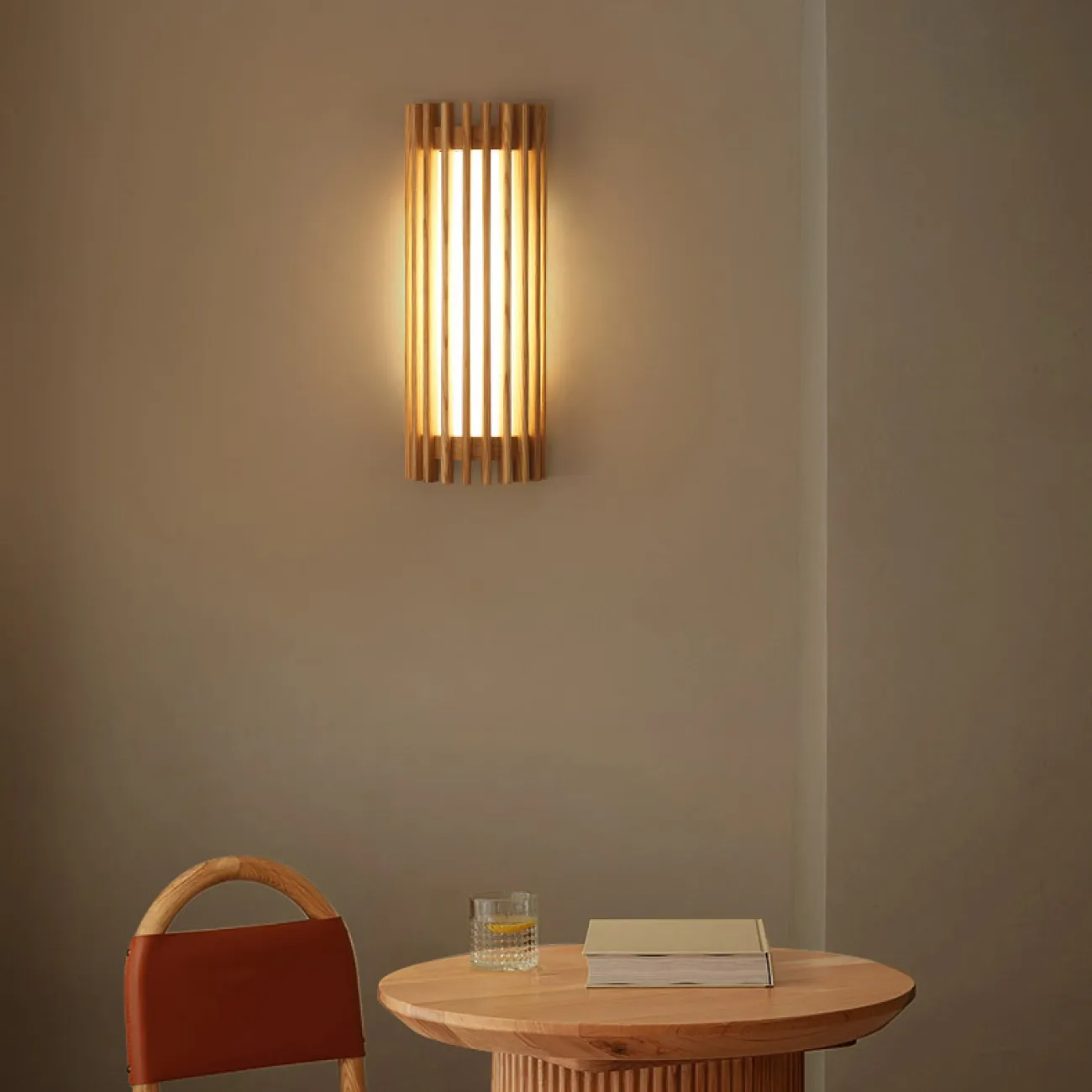 Серия настенных светодиодных светильников с решетчатым рассеивателем из ясеня и черного ореха ILPO Light brown