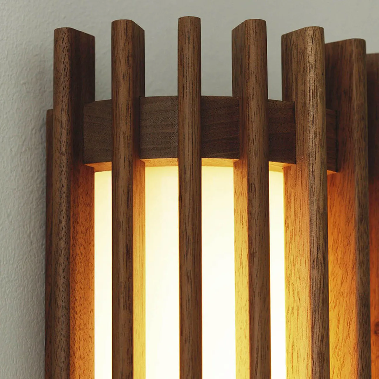 Серия настенных светодиодных светильников с решетчатым рассеивателем из ясеня и черного ореха ILPO Light brown