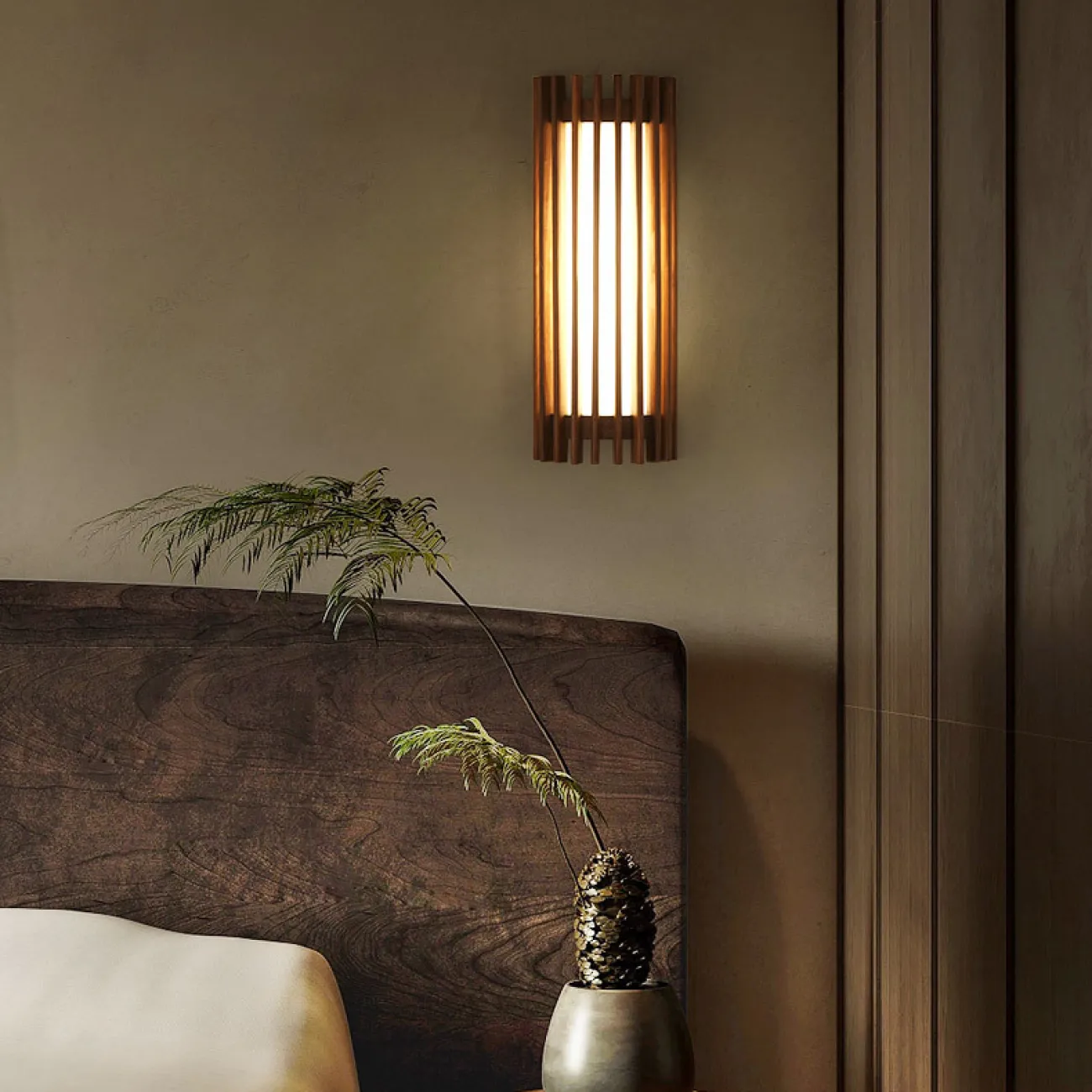 Серия настенных светодиодных светильников с решетчатым рассеивателем из ясеня и черного ореха ILPO Light brown