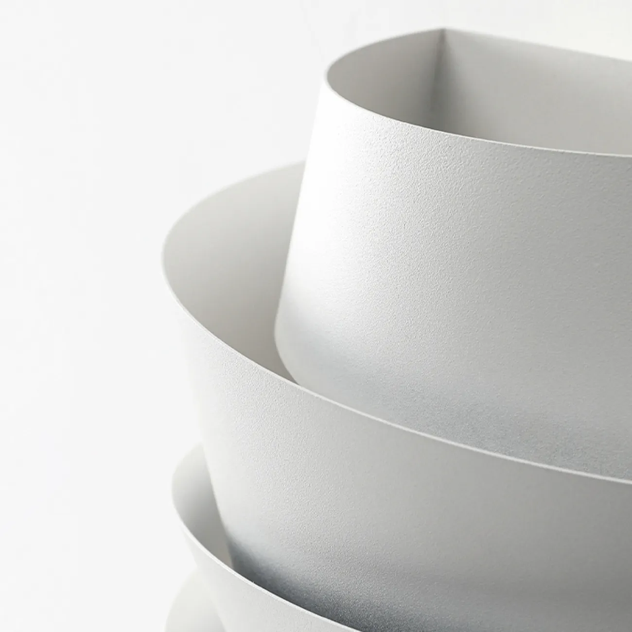 Настенный светильник с белым металлическим корпусом в форме пирамиды из ассиметричных сегментов GWYN WALL