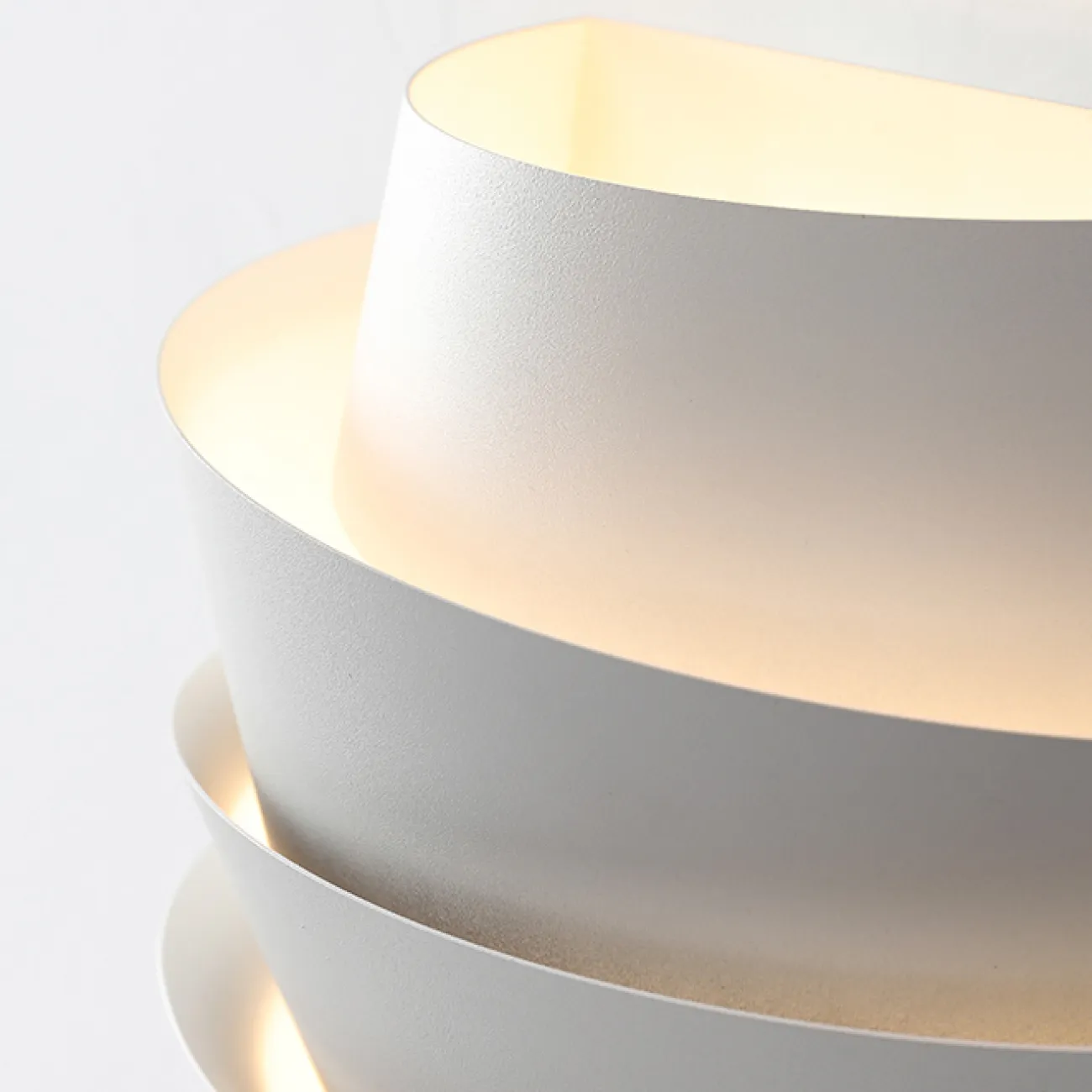 Настенный светильник с белым металлическим корпусом в форме пирамиды из ассиметричных сегментов GWYN WALL