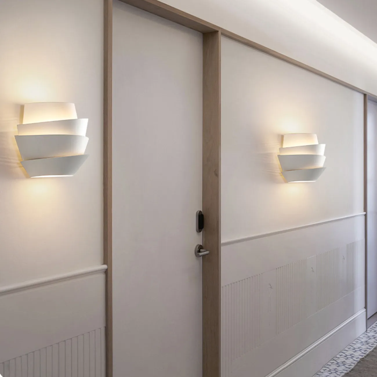 Настенный светильник с белым металлическим корпусом в форме пирамиды из ассиметричных сегментов GWYN WALL