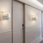 Настенный светильник с белым металлическим корпусом в форме пирамиды из ассиметричных сегментов GWYN WALL