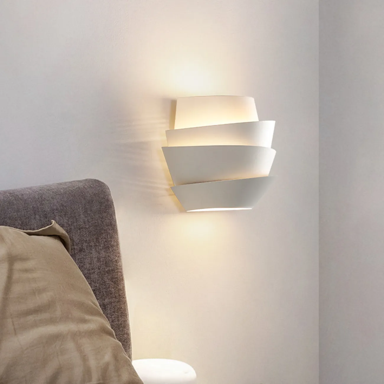 Настенный светильник с белым металлическим корпусом в форме пирамиды из ассиметричных сегментов GWYN WALL