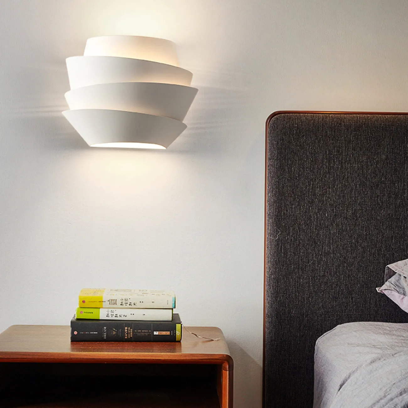 Настенный светильник с белым металлическим корпусом в форме пирамиды из ассиметричных сегментов GWYN WALL