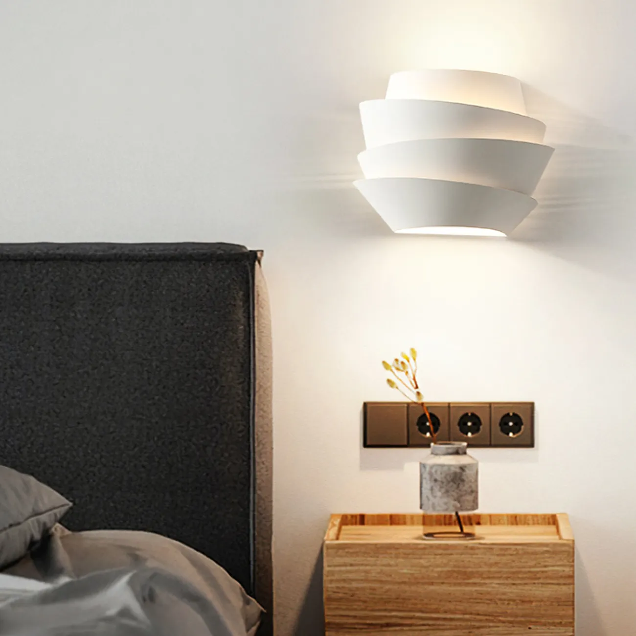 Настенный светильник с белым металлическим корпусом в форме пирамиды из ассиметричных сегментов GWYN WALL